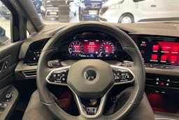 musta Volkswagen Golf 2022 kuva 15.