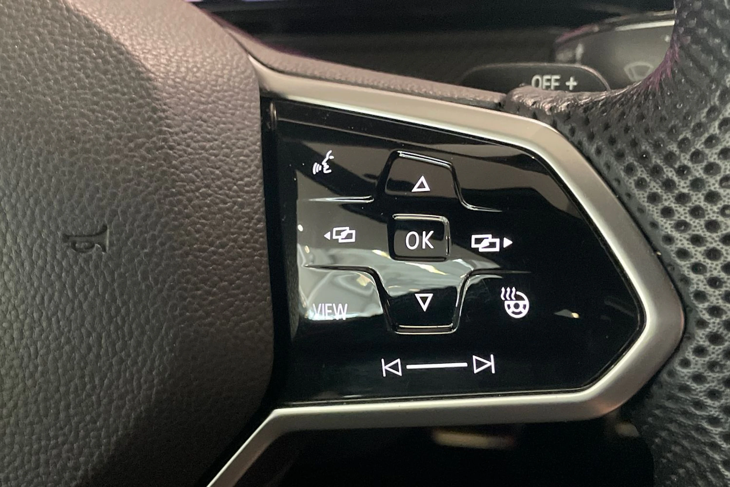 musta Volkswagen Golf 2022 kuva 23.