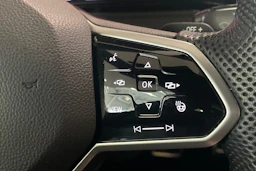 musta Volkswagen Golf 2022 kuva 23.