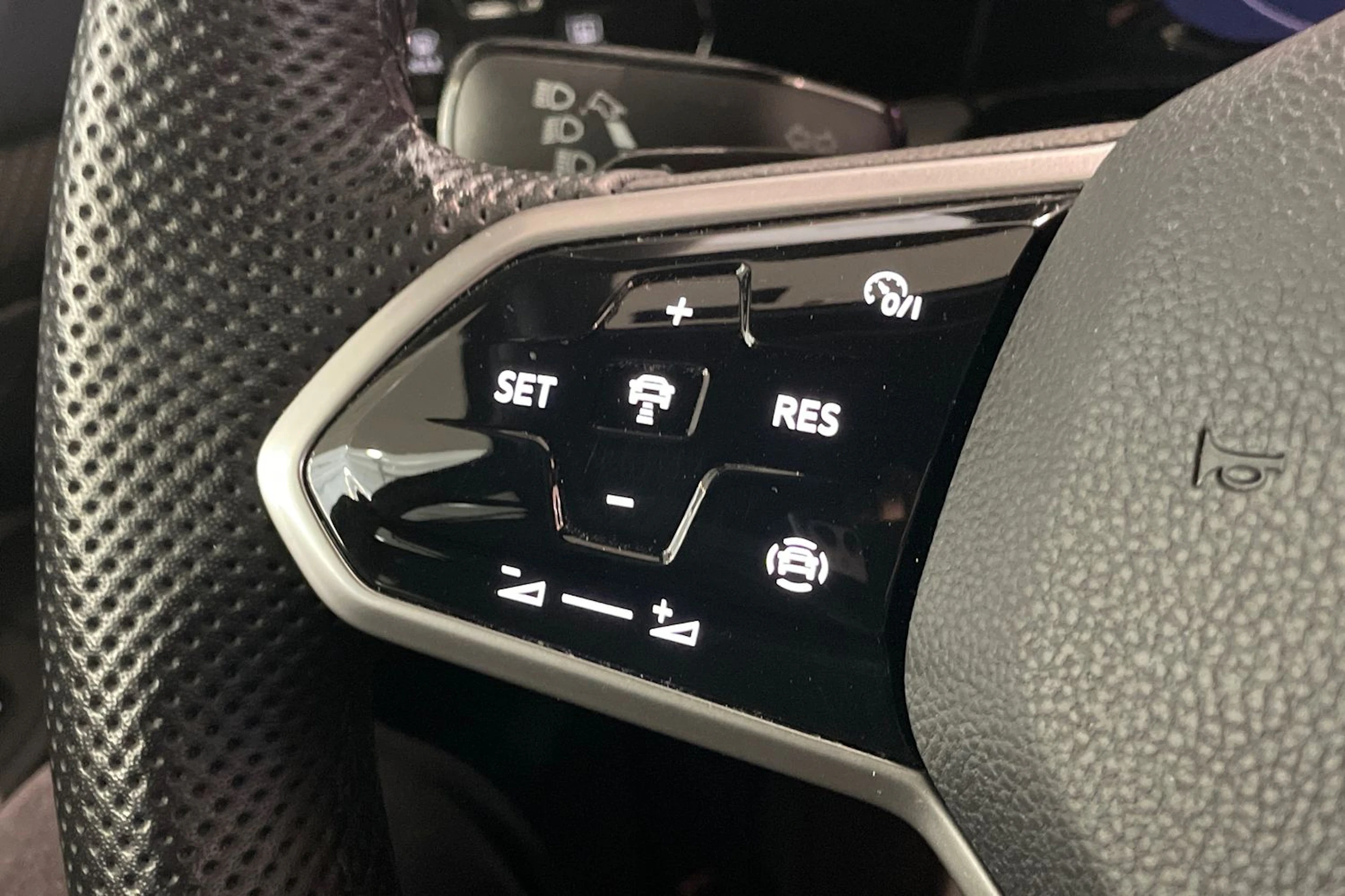 musta Volkswagen Golf 2022 kuva 24.