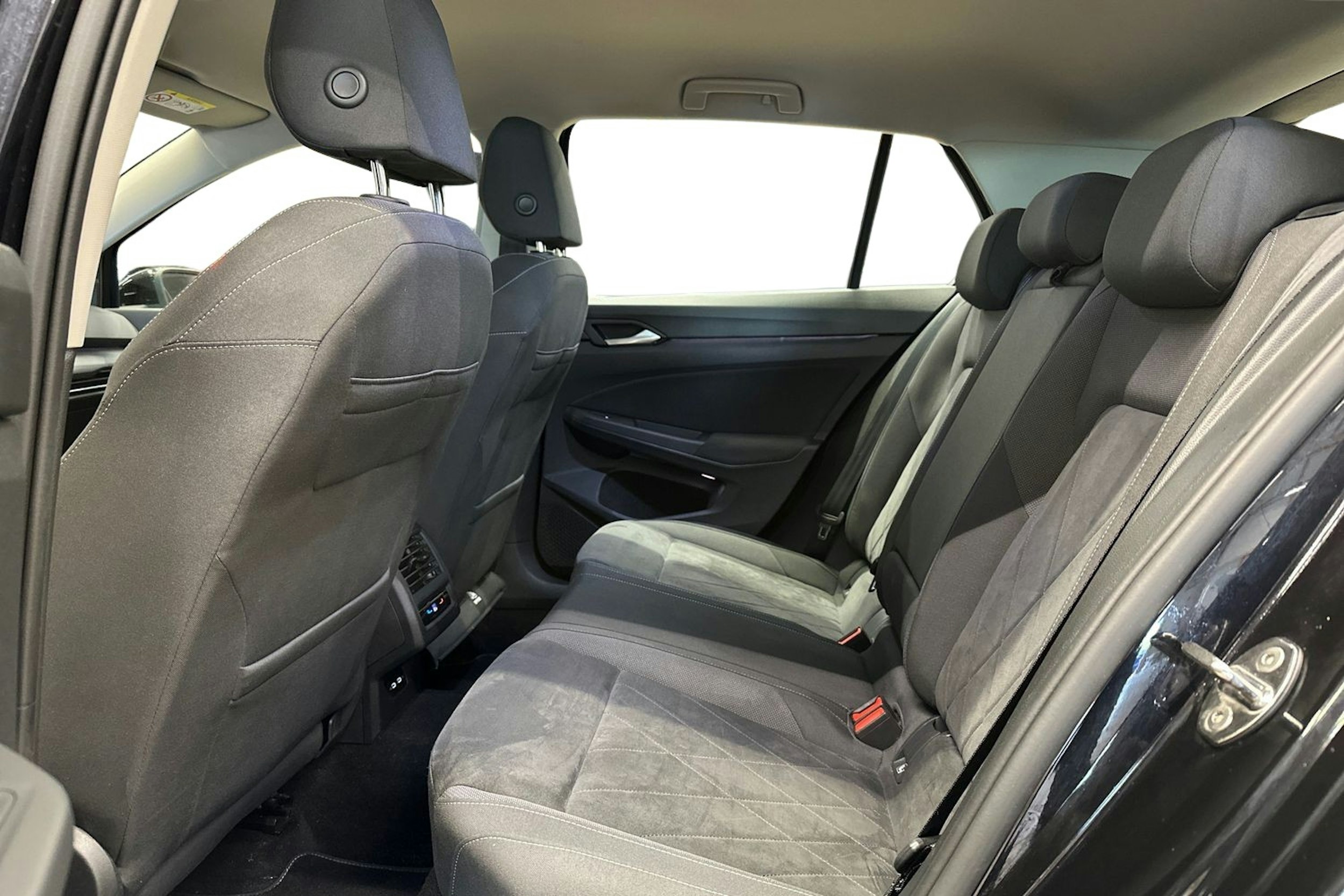 musta Volkswagen Golf 2022 kuva 10.