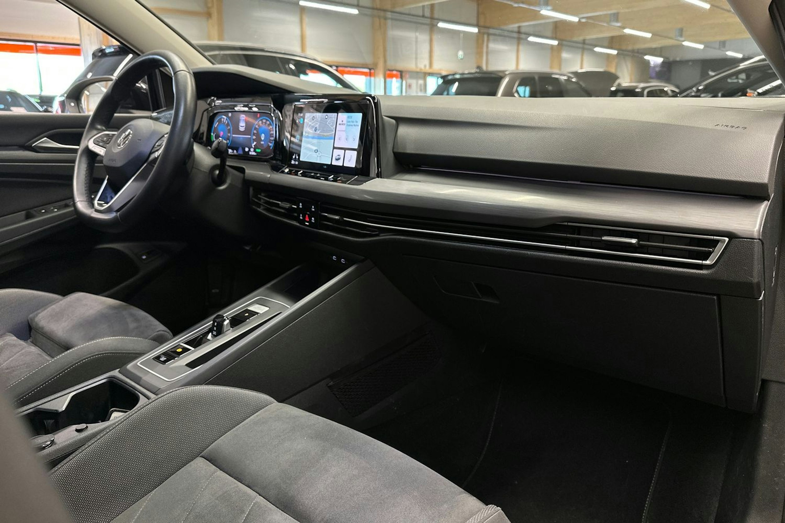 musta Volkswagen Golf 2022 kuva 12.