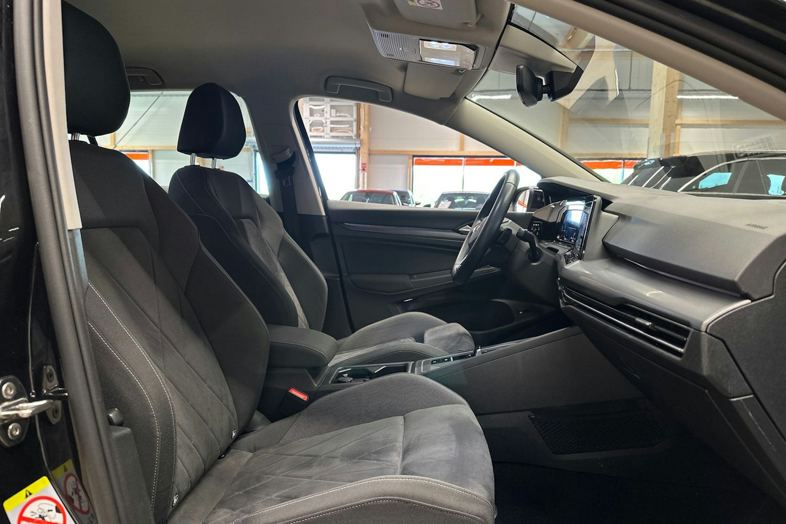 musta Volkswagen Golf 2022 kuva 13.