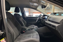 musta Volkswagen Golf 2022 kuva 13.