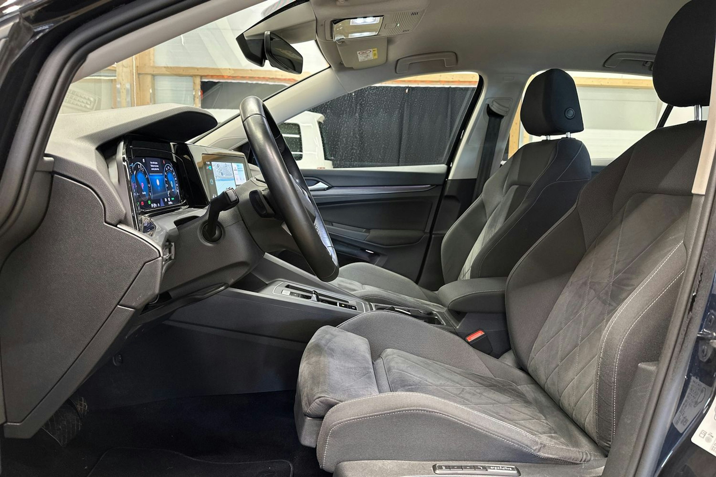 musta Volkswagen Golf 2022 kuva 15.