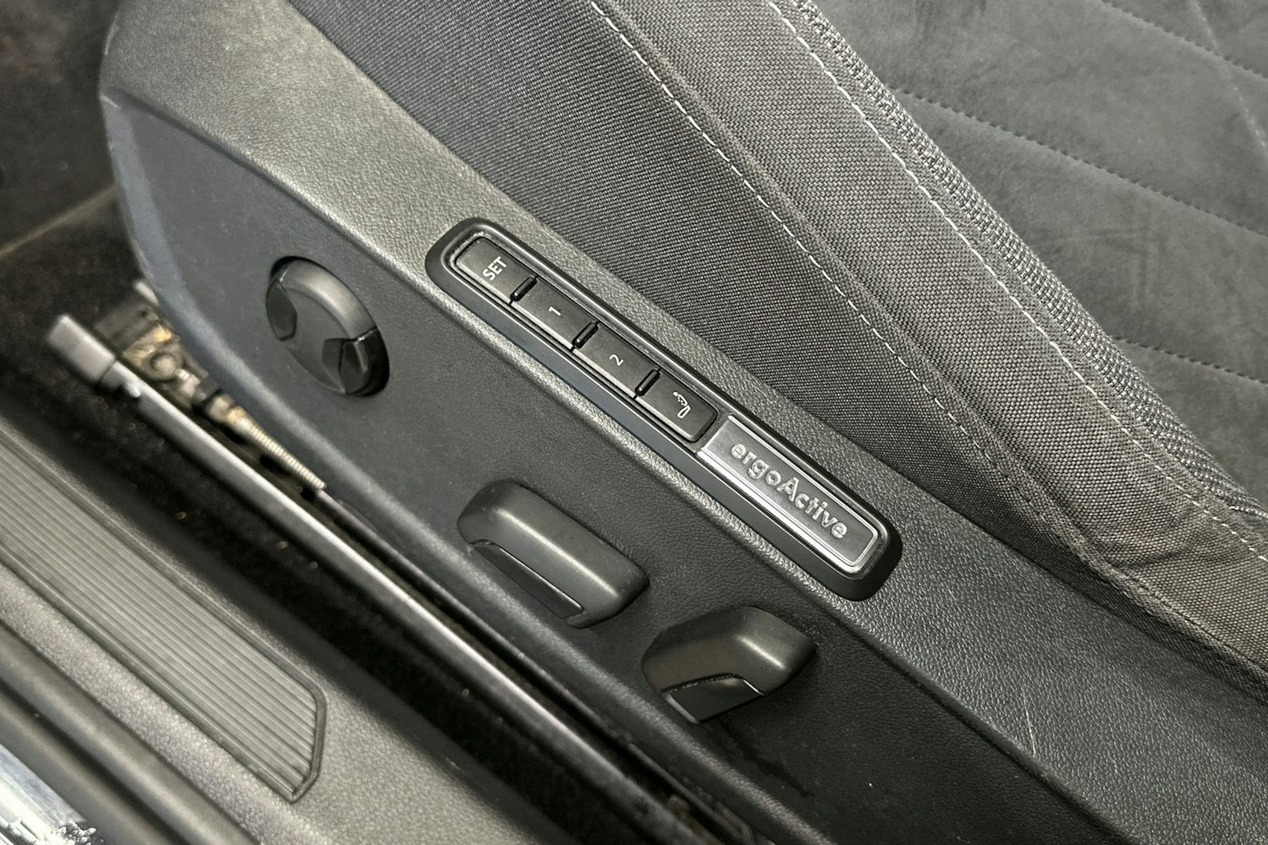 musta Volkswagen Golf 2022 kuva 16.