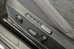 musta Volkswagen Golf 2022 kuva 16.