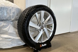 musta Volkswagen Golf 2022 kuva 18.