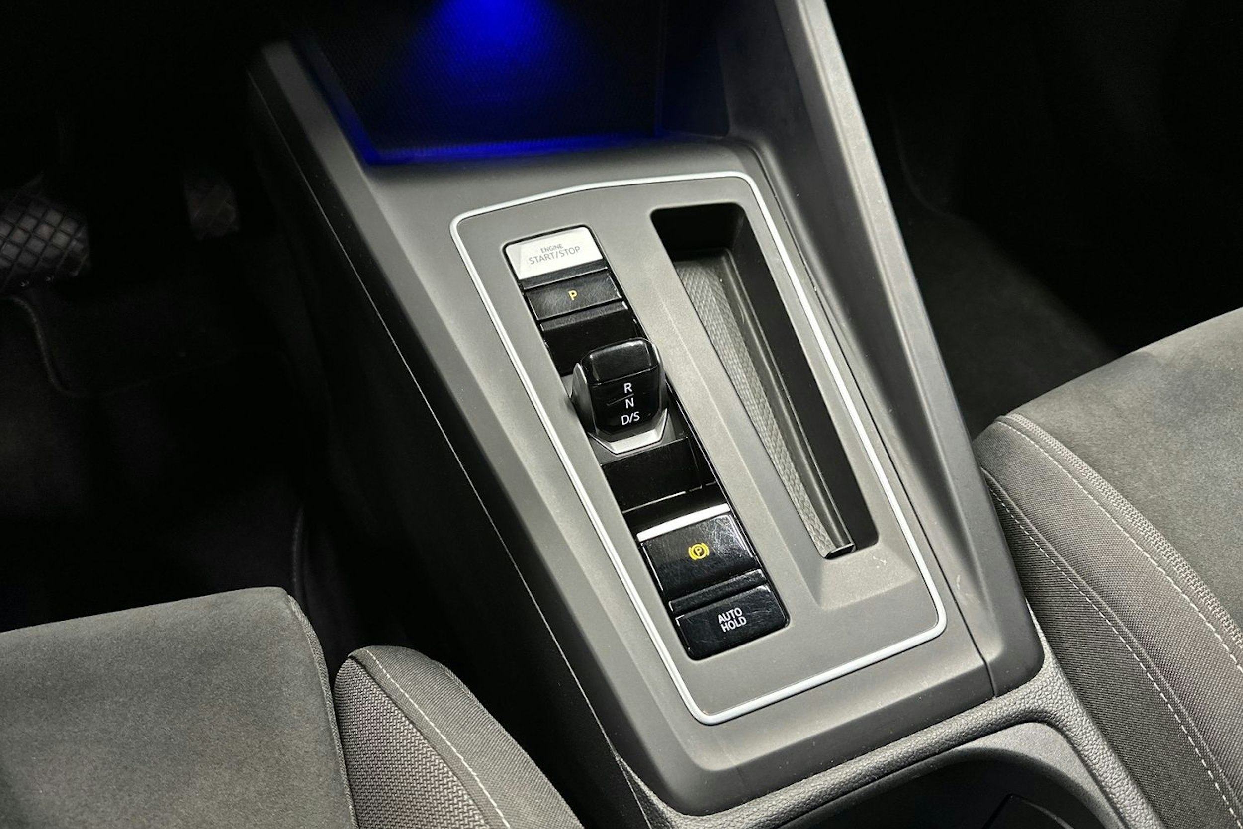 musta Volkswagen Golf 2022 kuva 24.