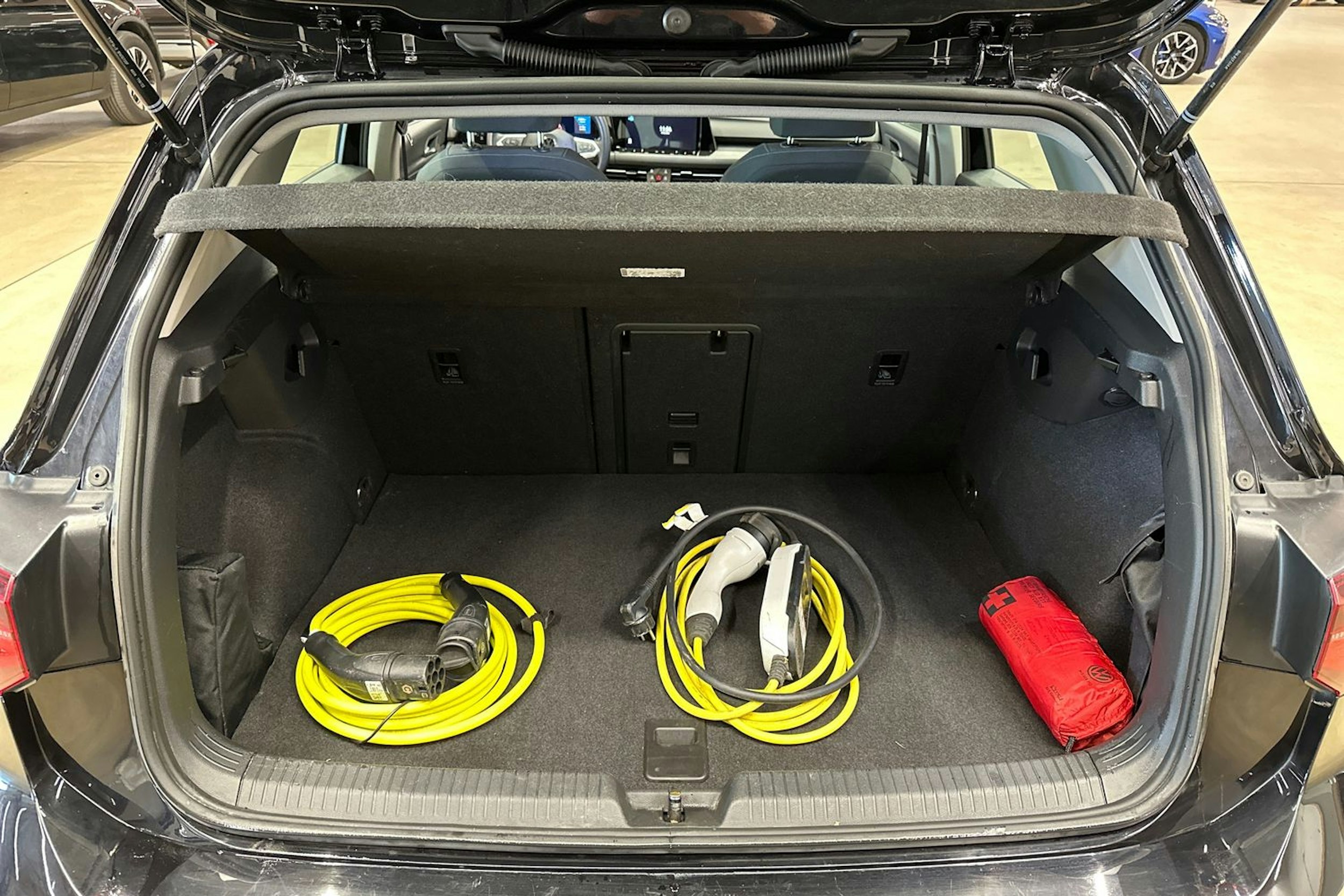 musta Volkswagen Golf 2022 kuva 31.