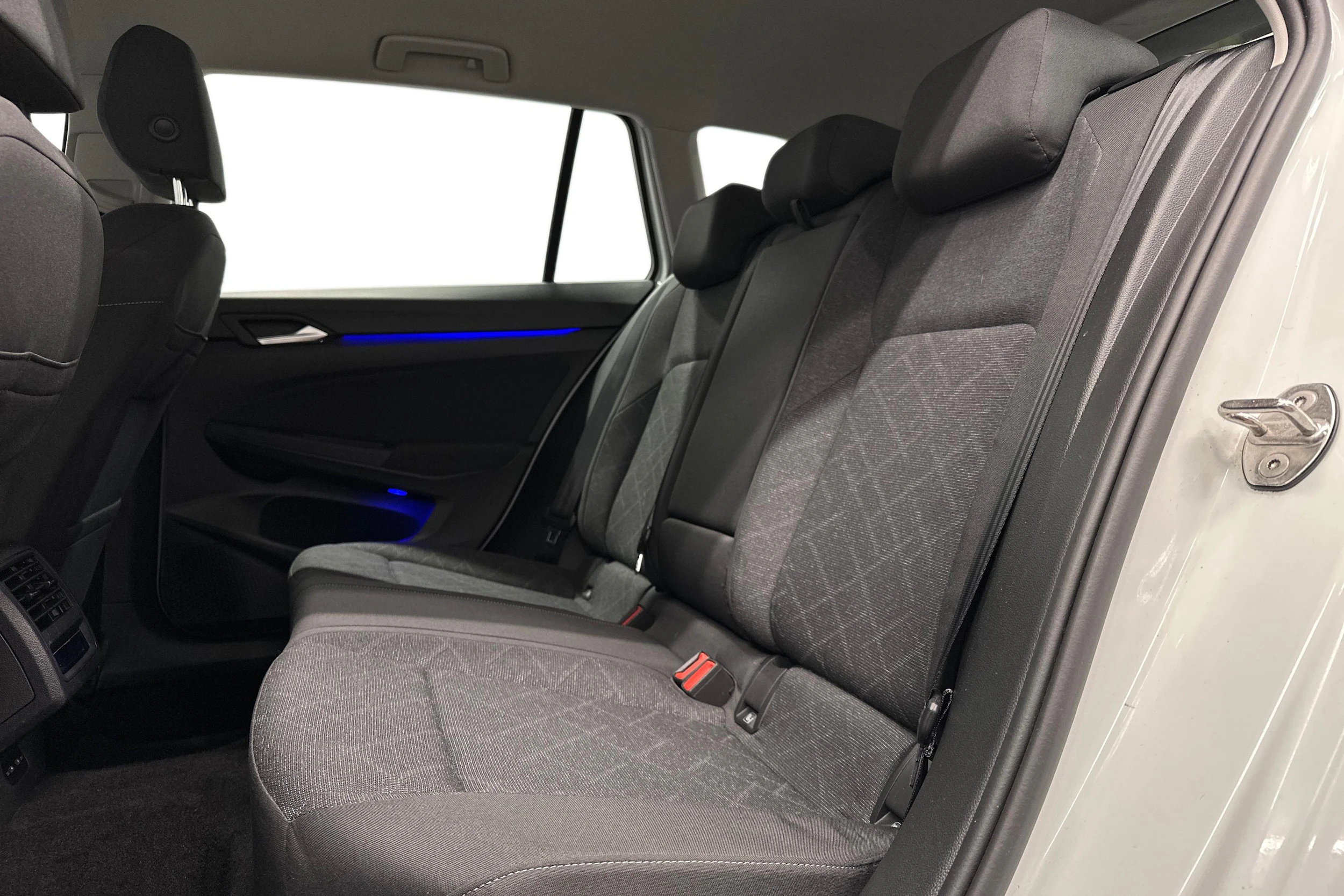 valkoinen Volkswagen Golf 2022 kuva 8.