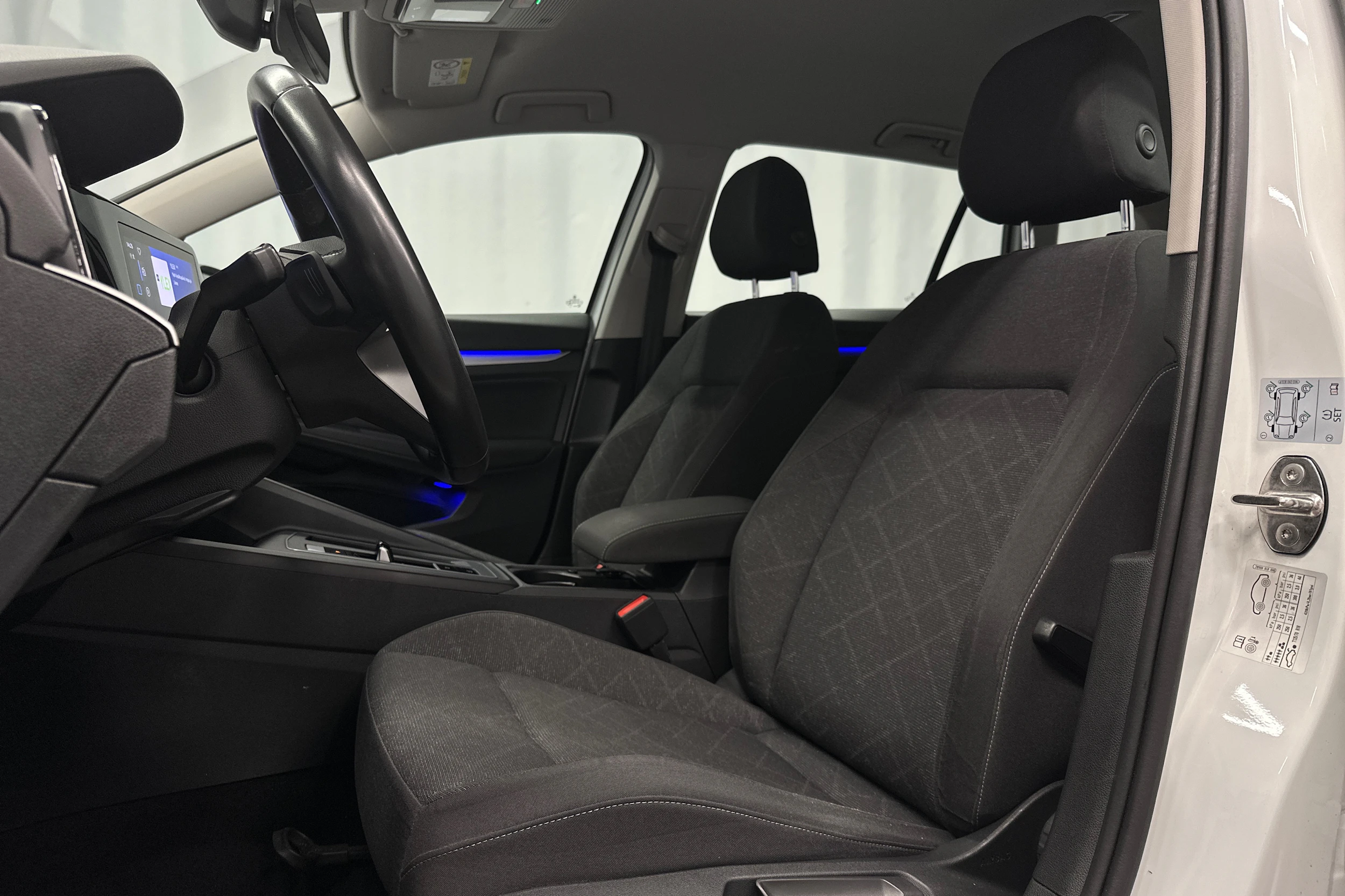 valkoinen Volkswagen Golf 2022 kuva 19.