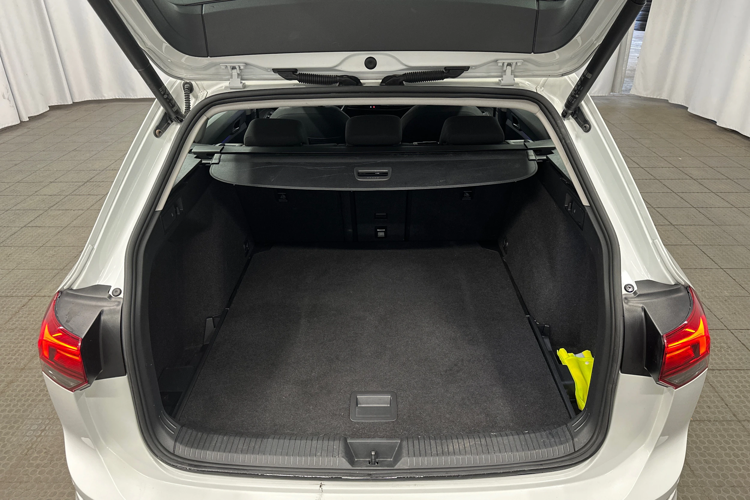 valkoinen Volkswagen Golf 2022 kuva 20.