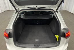 valkoinen Volkswagen Golf 2022 kuva 20.