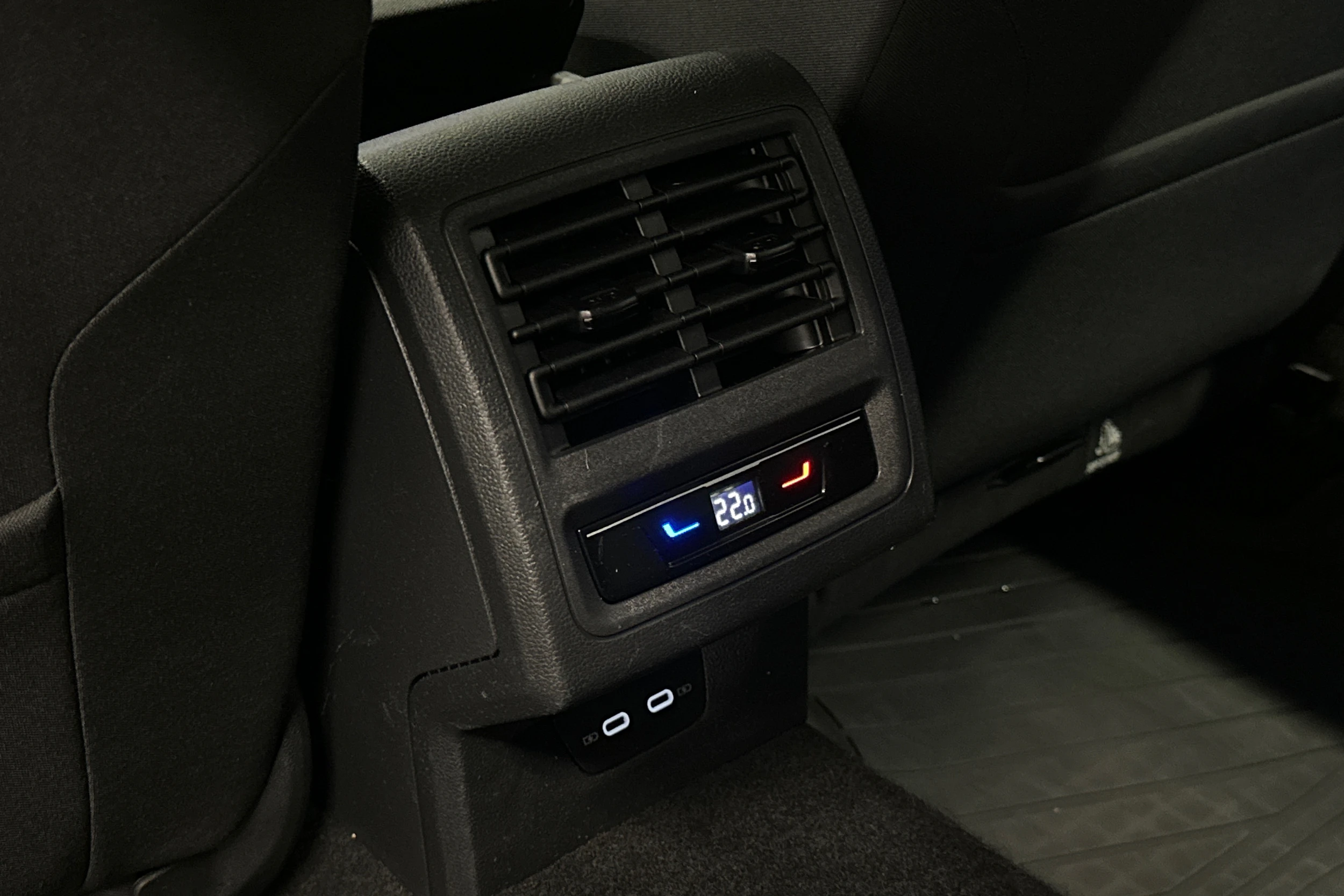 valkoinen Volkswagen Golf 2022 kuva 23.