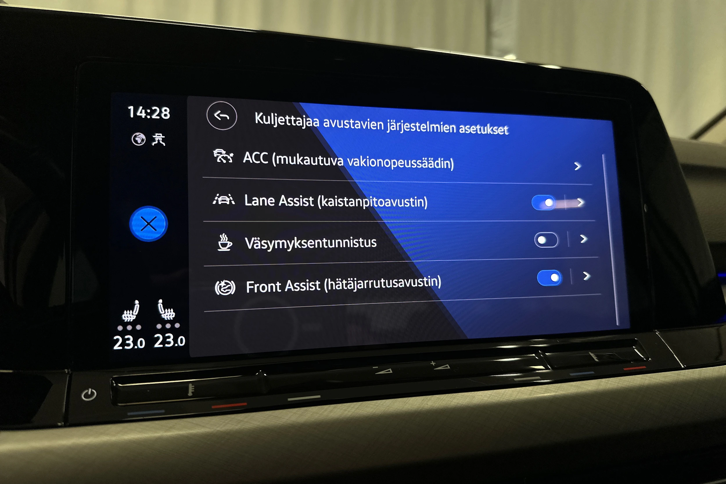 valkoinen Volkswagen Golf 2022 kuva 24.