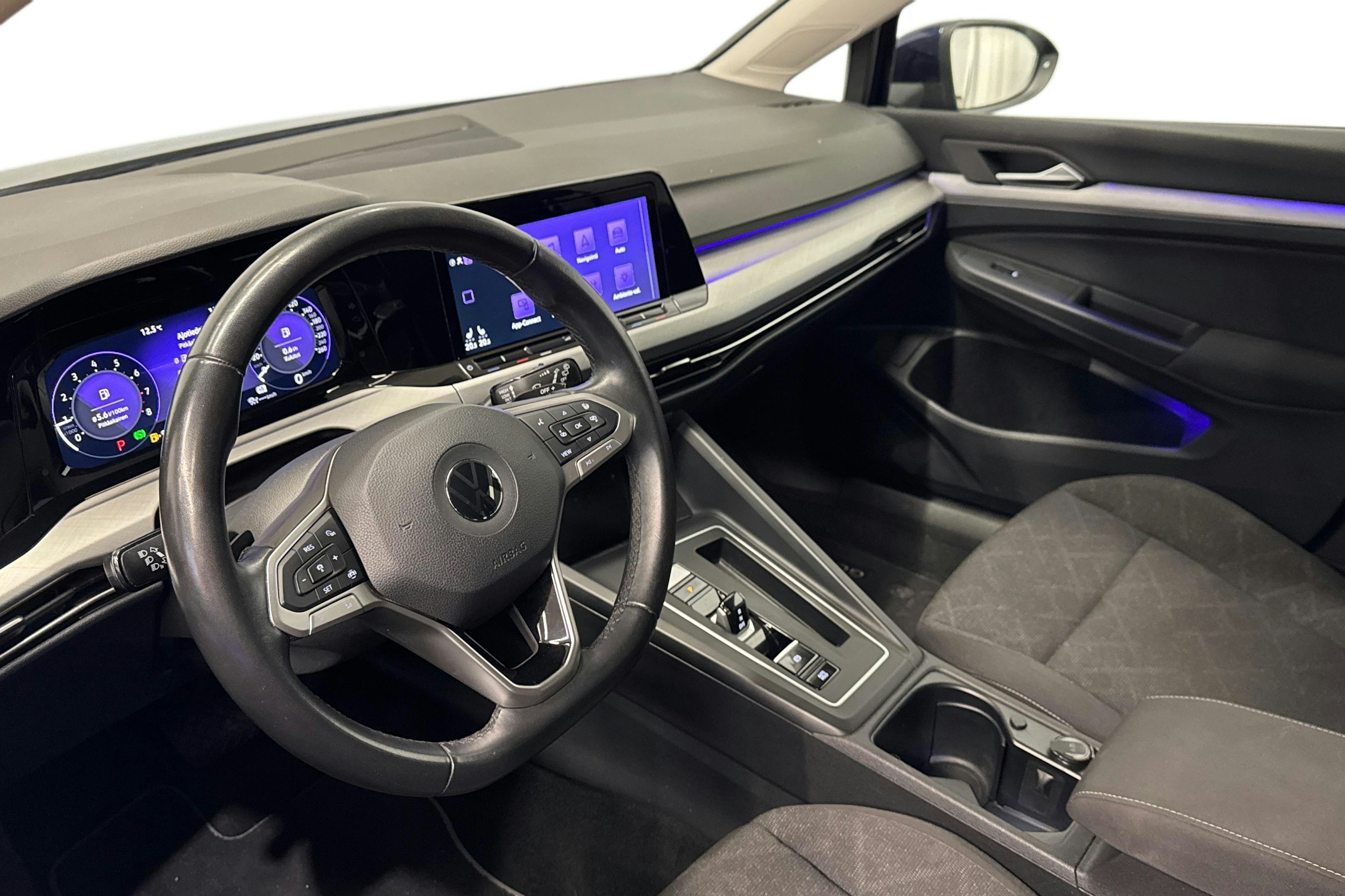 sininen Volkswagen Golf 2022 kuva 6.