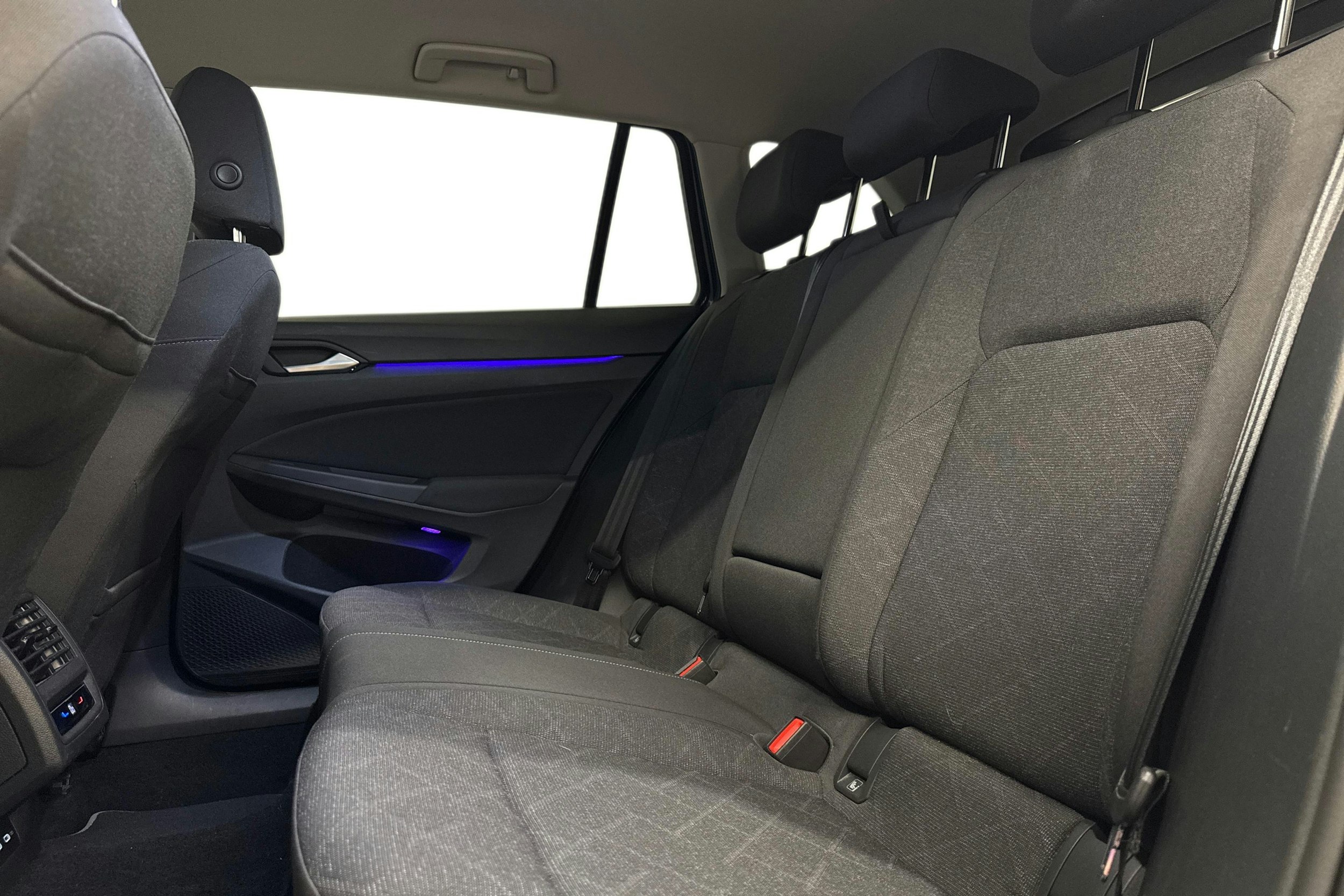 sininen Volkswagen Golf 2022 kuva 8.