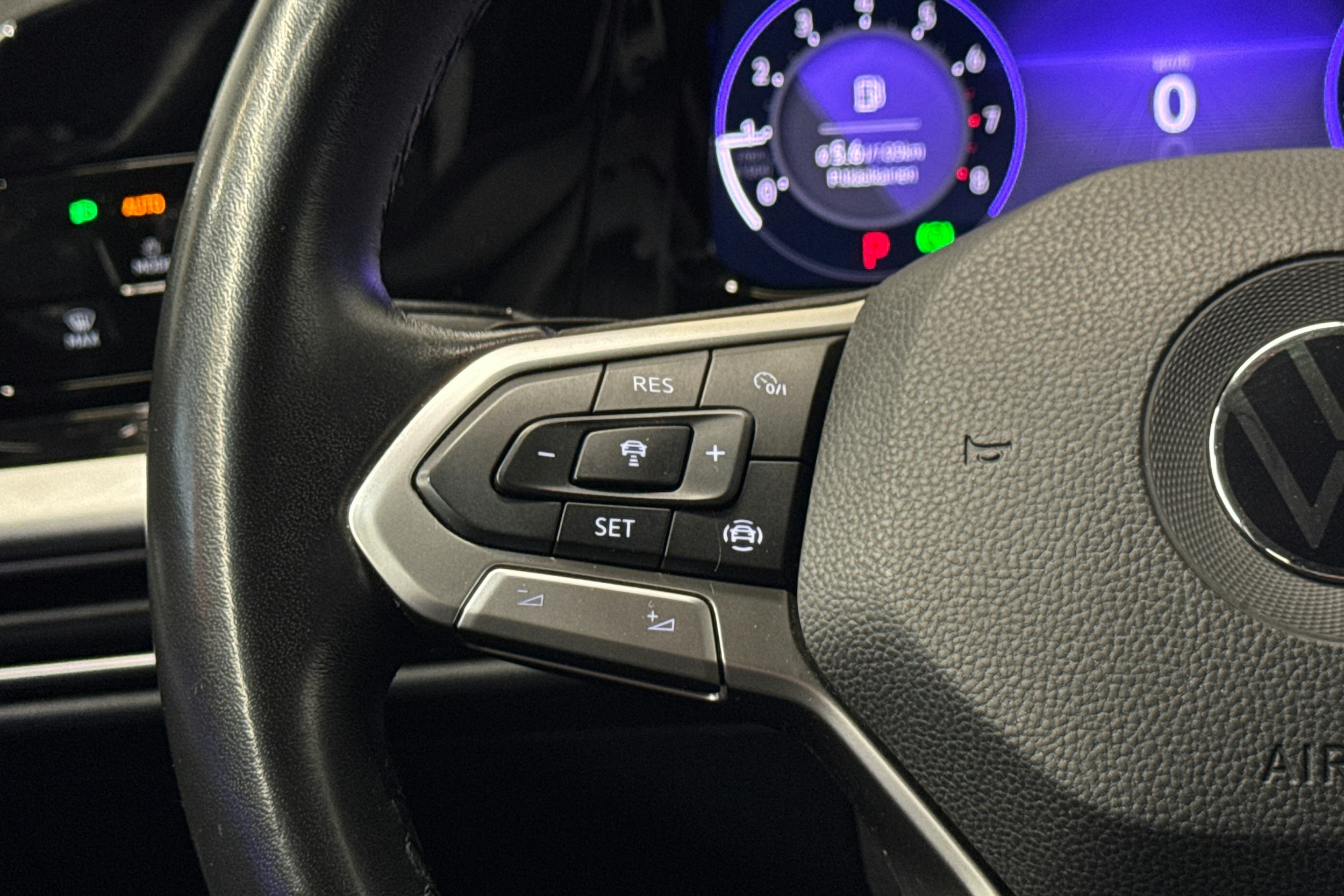 sininen Volkswagen Golf 2022 kuva 16.