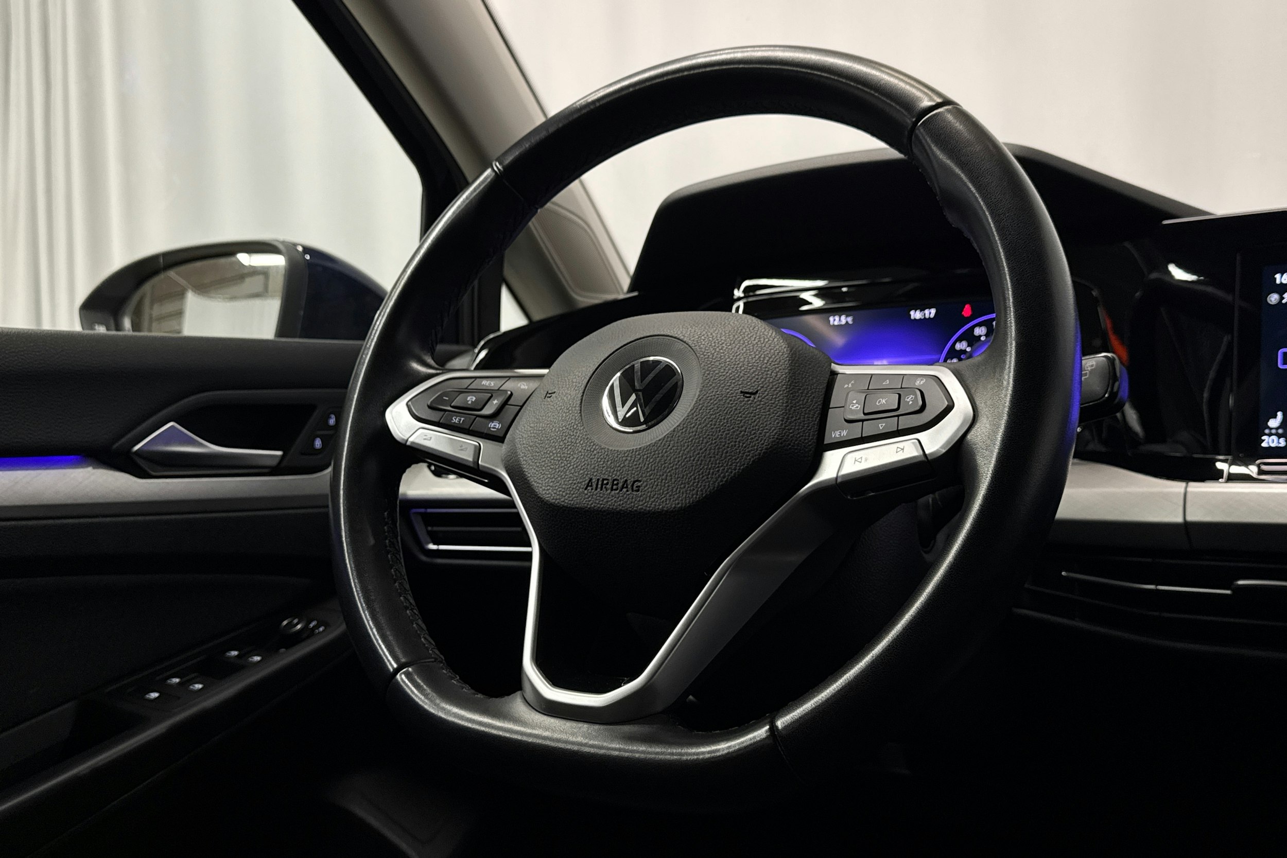 sininen Volkswagen Golf 2022 kuva 18.