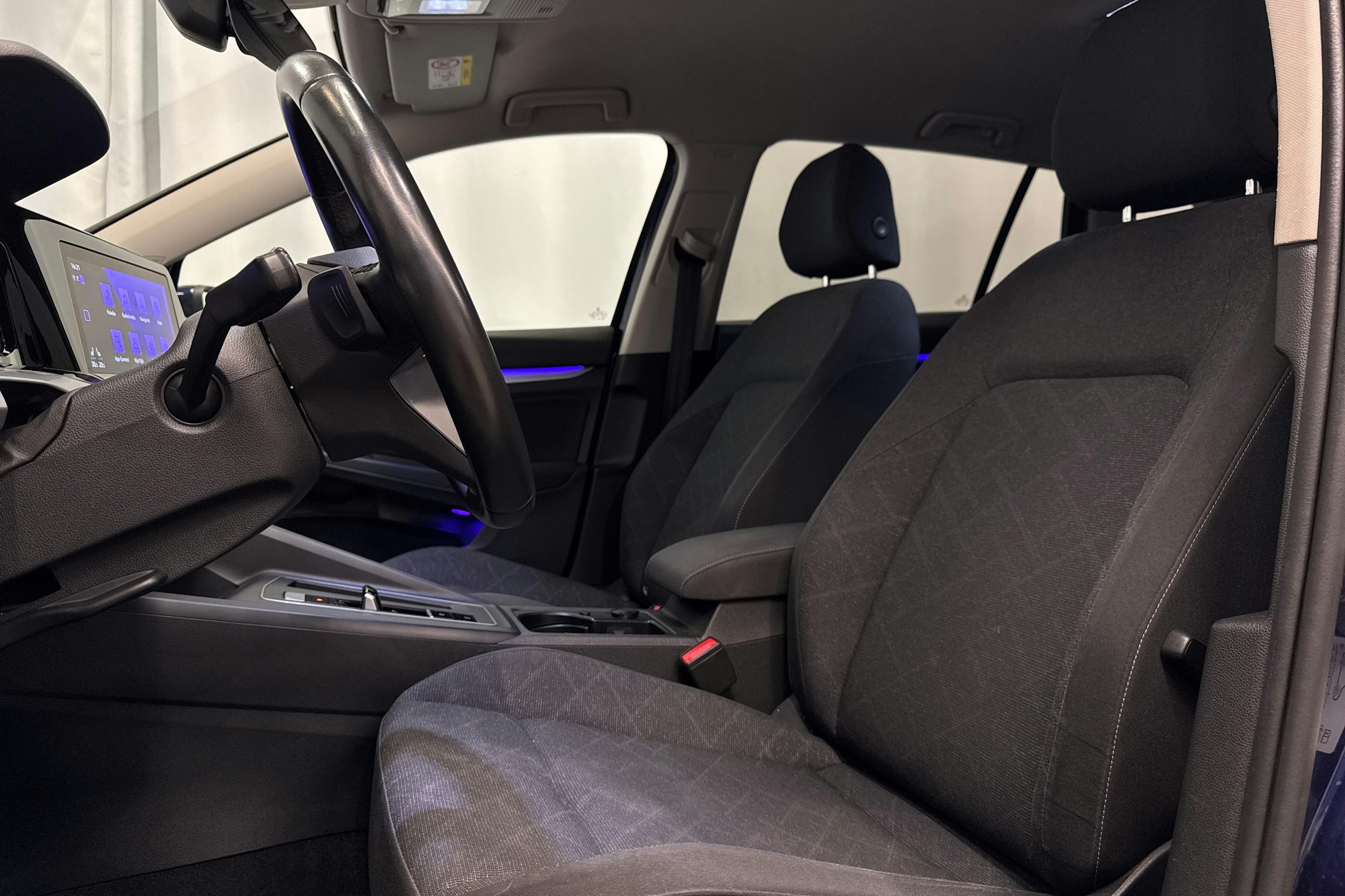 sininen Volkswagen Golf 2022 kuva 25.