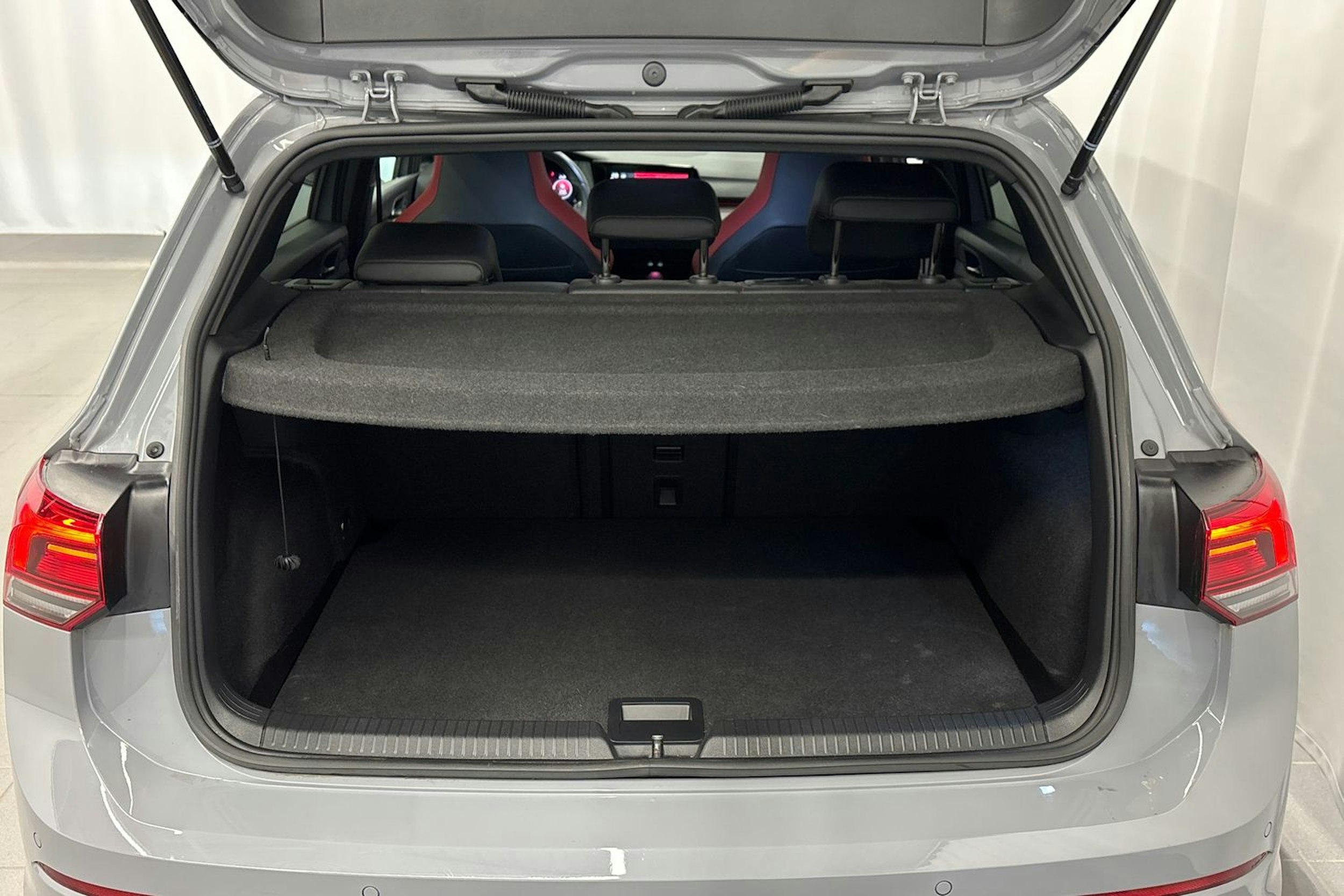 harmaa Volkswagen Golf 2022 kuva 16.