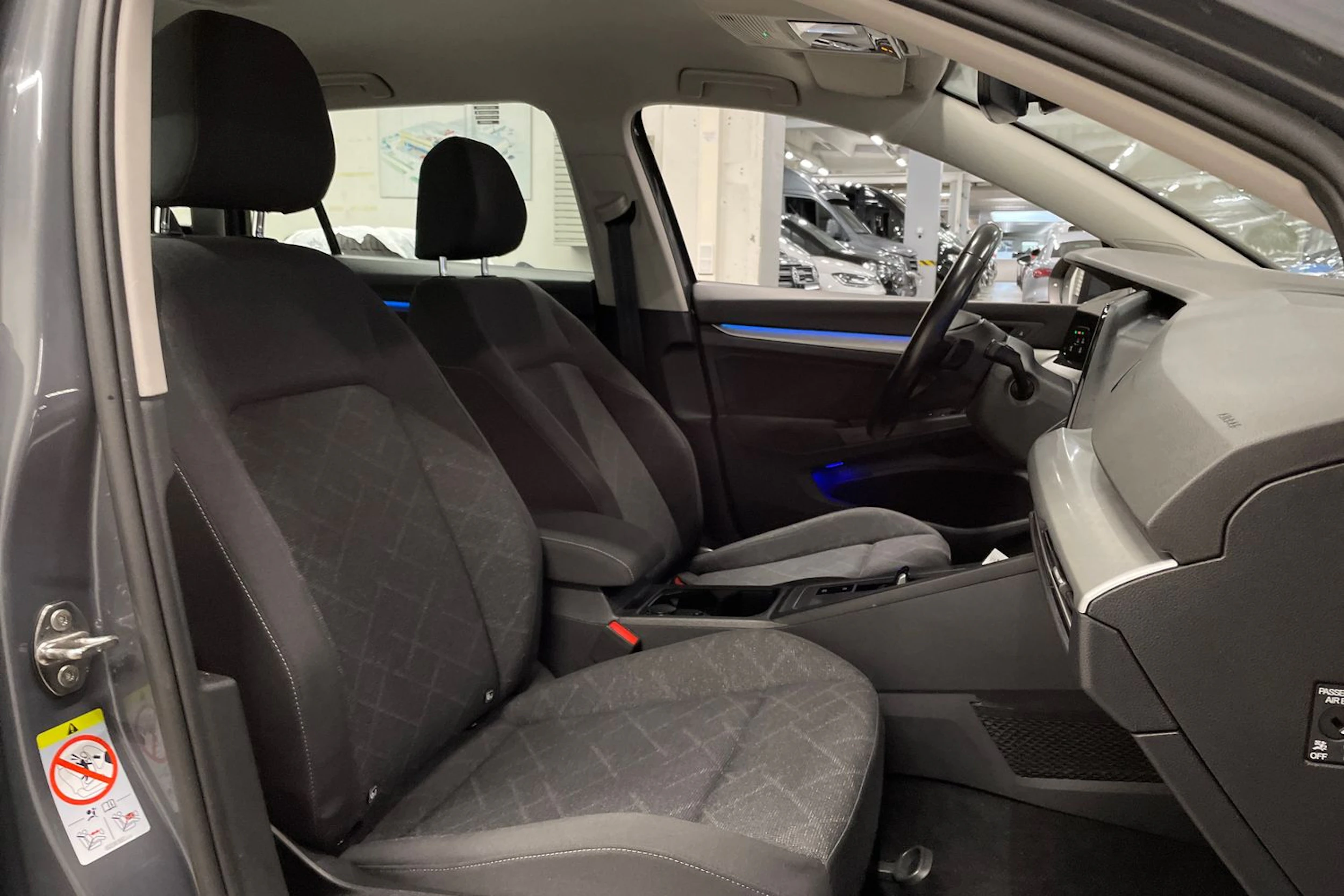 harmaa Volkswagen Golf 2022 kuva 24.