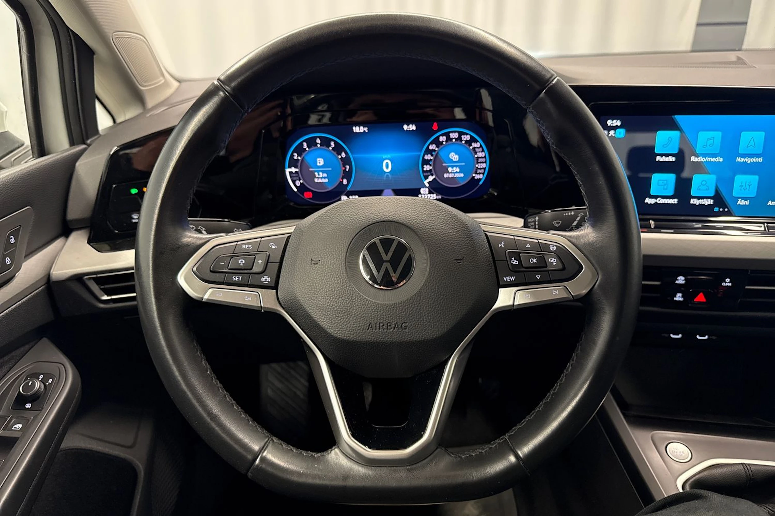 valkoinen Volkswagen Golf 2022 kuva 13.