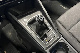 valkoinen Volkswagen Golf 2022 kuva 18.