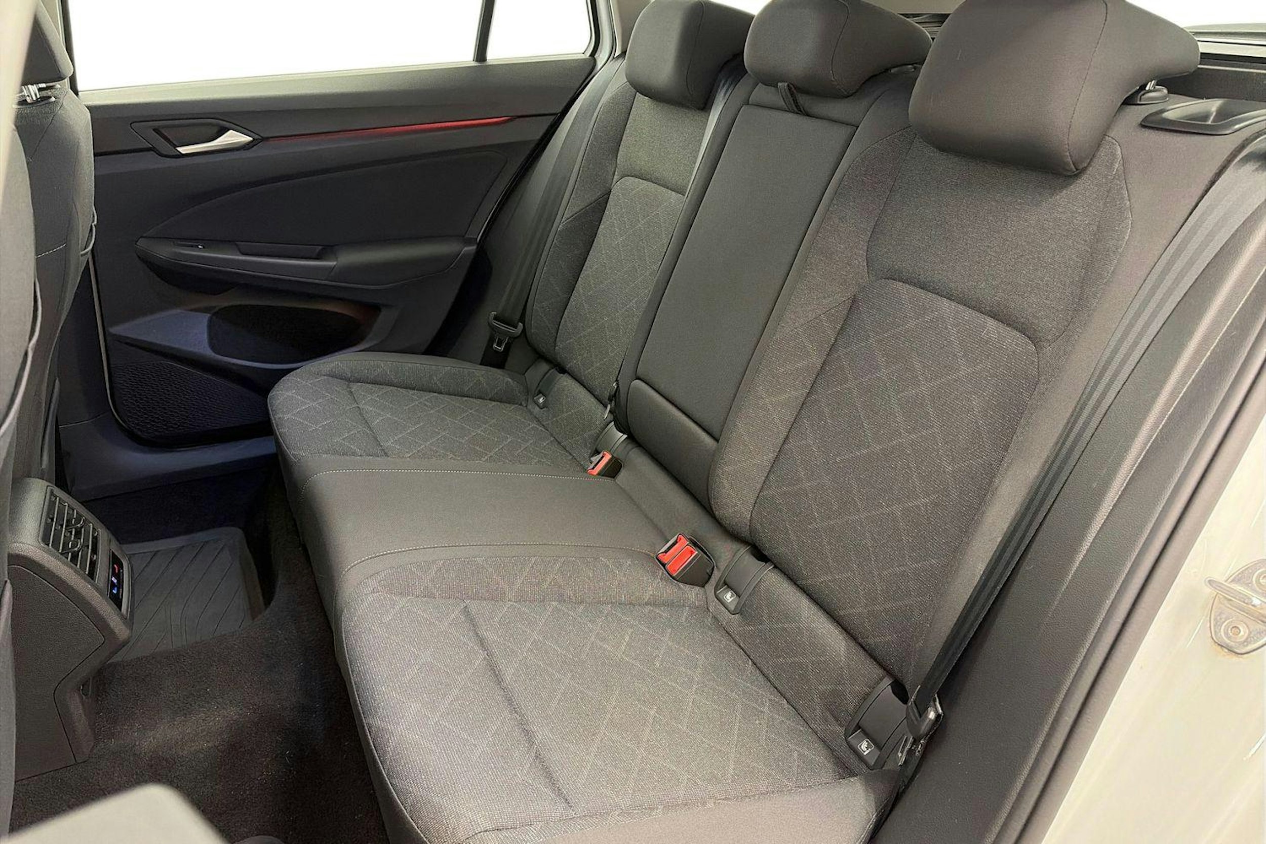 valkoinen Volkswagen Golf 2022 kuva 8.