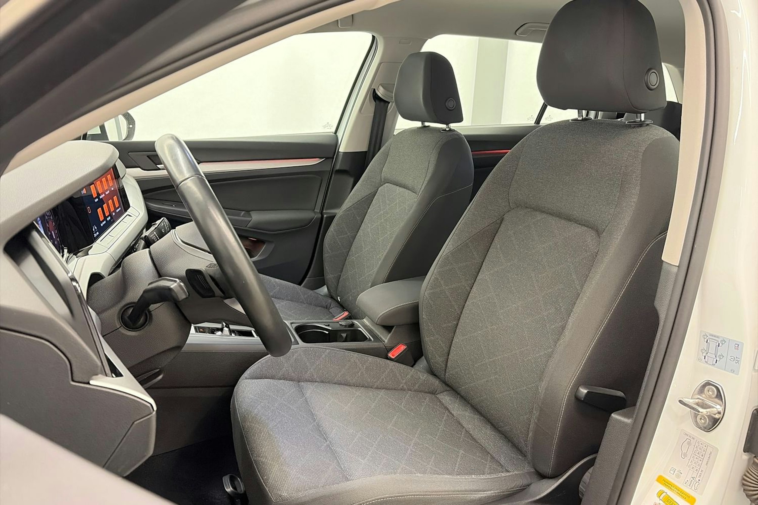 valkoinen Volkswagen Golf 2022 kuva 11.