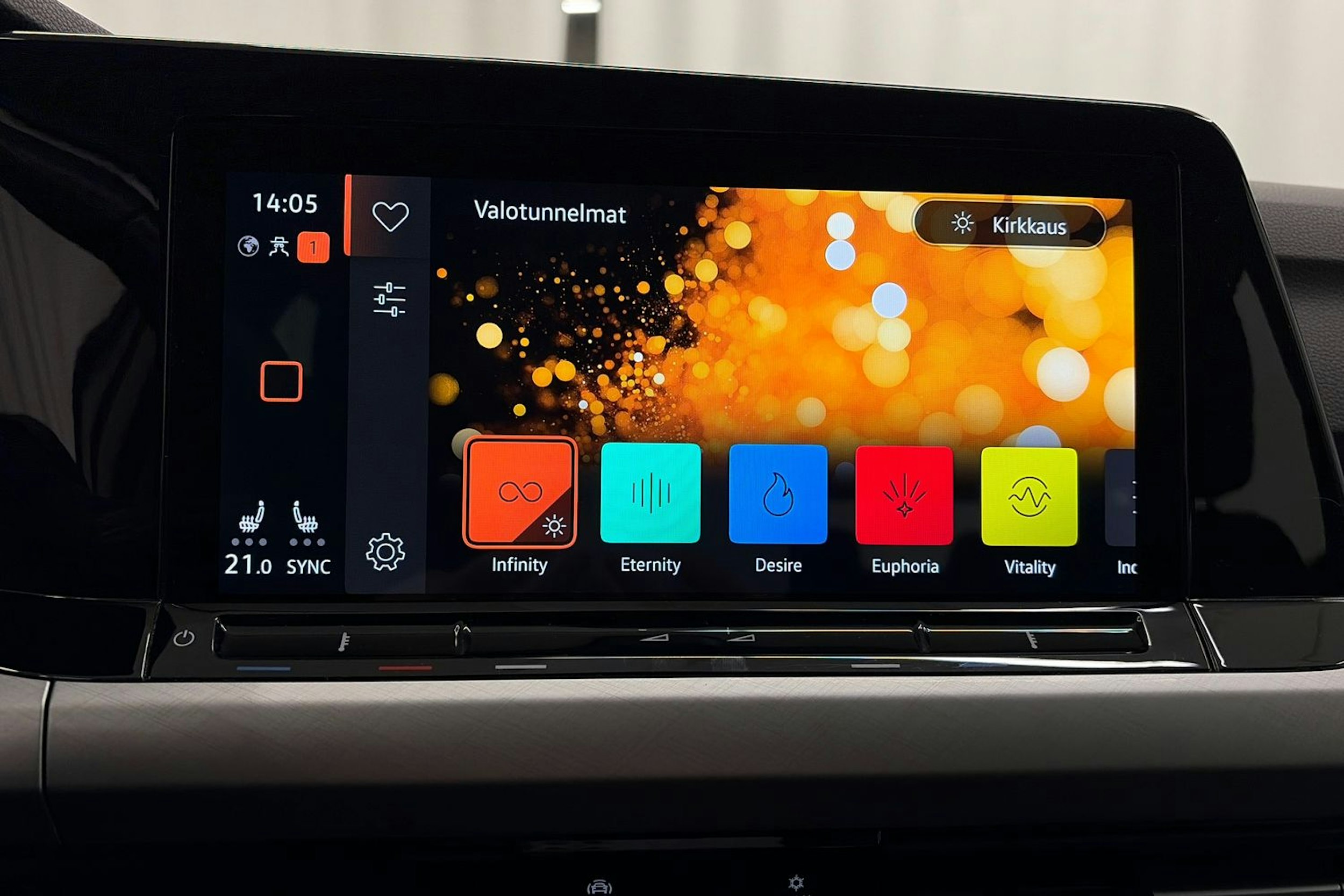 valkoinen Volkswagen Golf 2022 kuva 17.