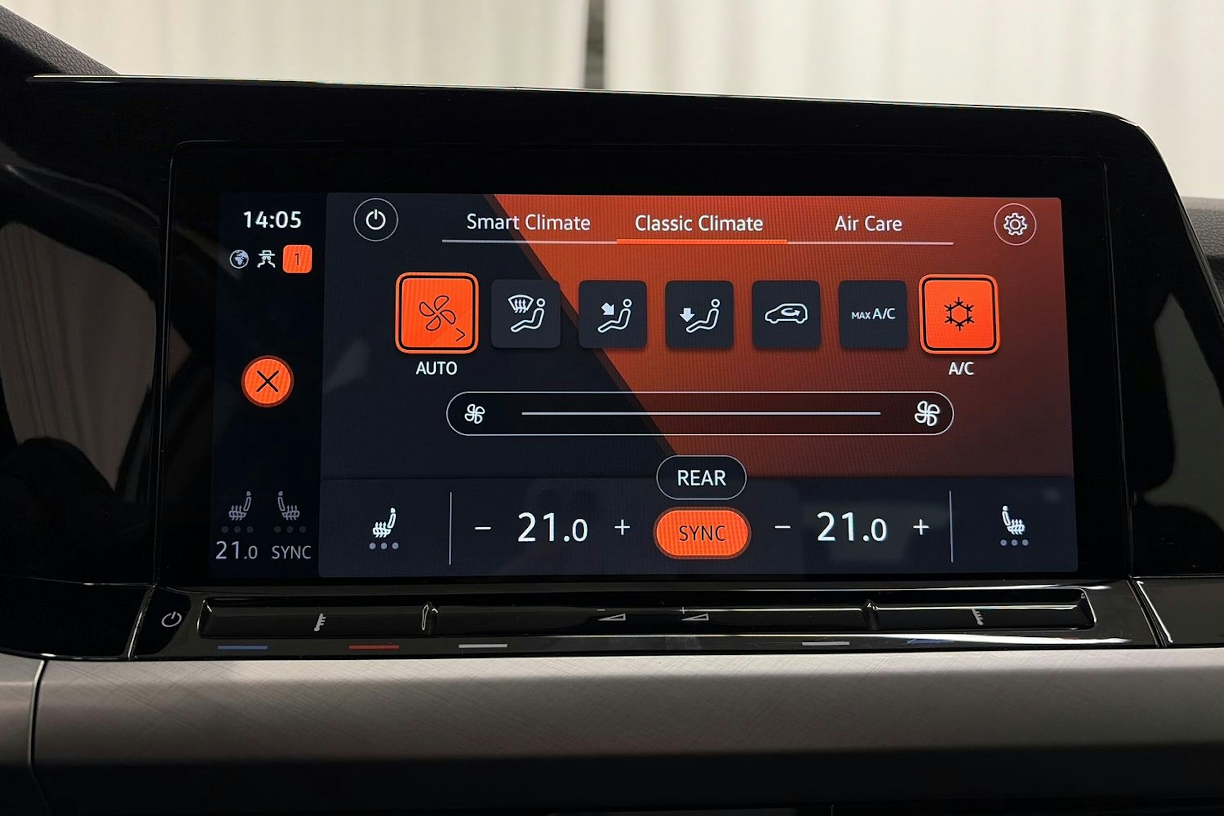 valkoinen Volkswagen Golf 2022 kuva 18.