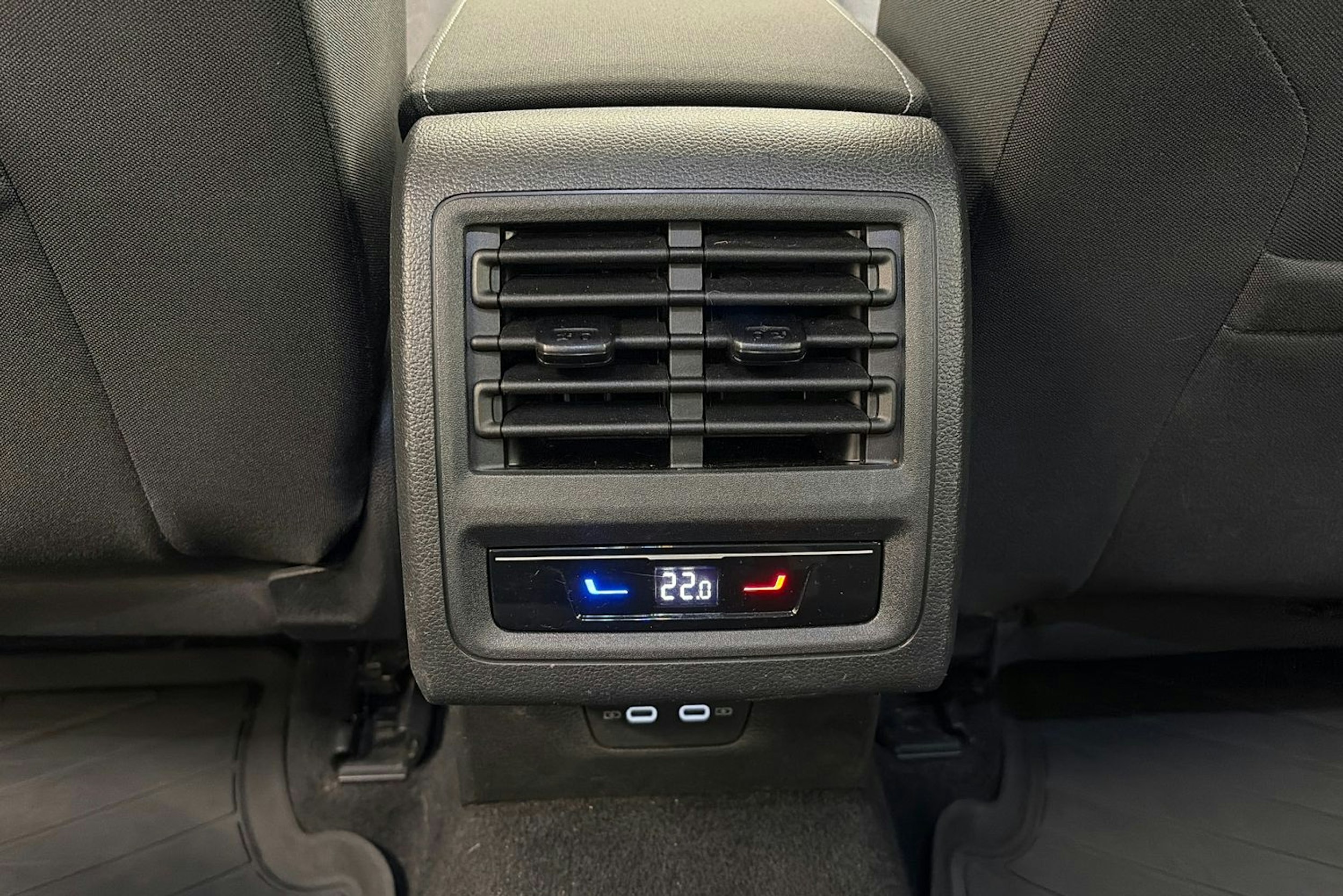 valkoinen Volkswagen Golf 2022 kuva 19.