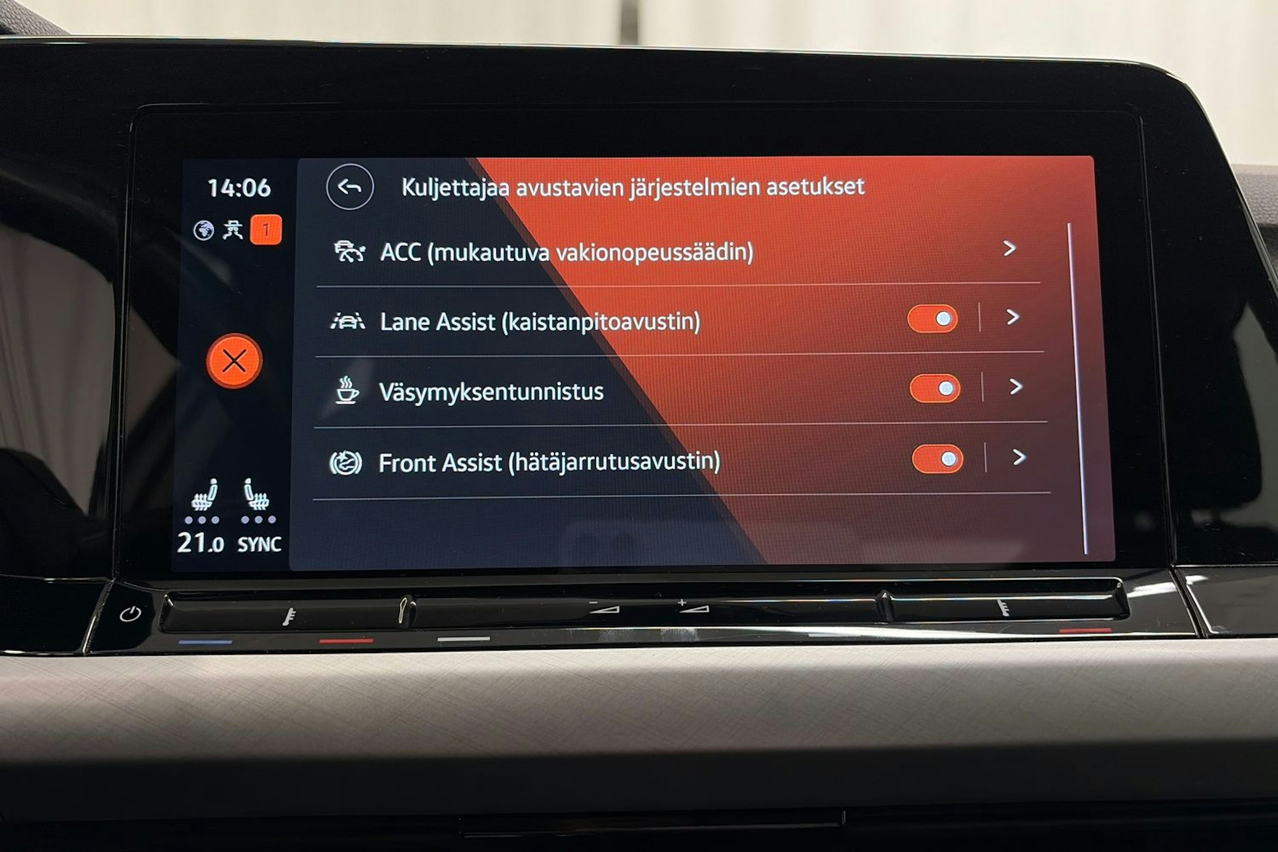 valkoinen Volkswagen Golf 2022 kuva 21.