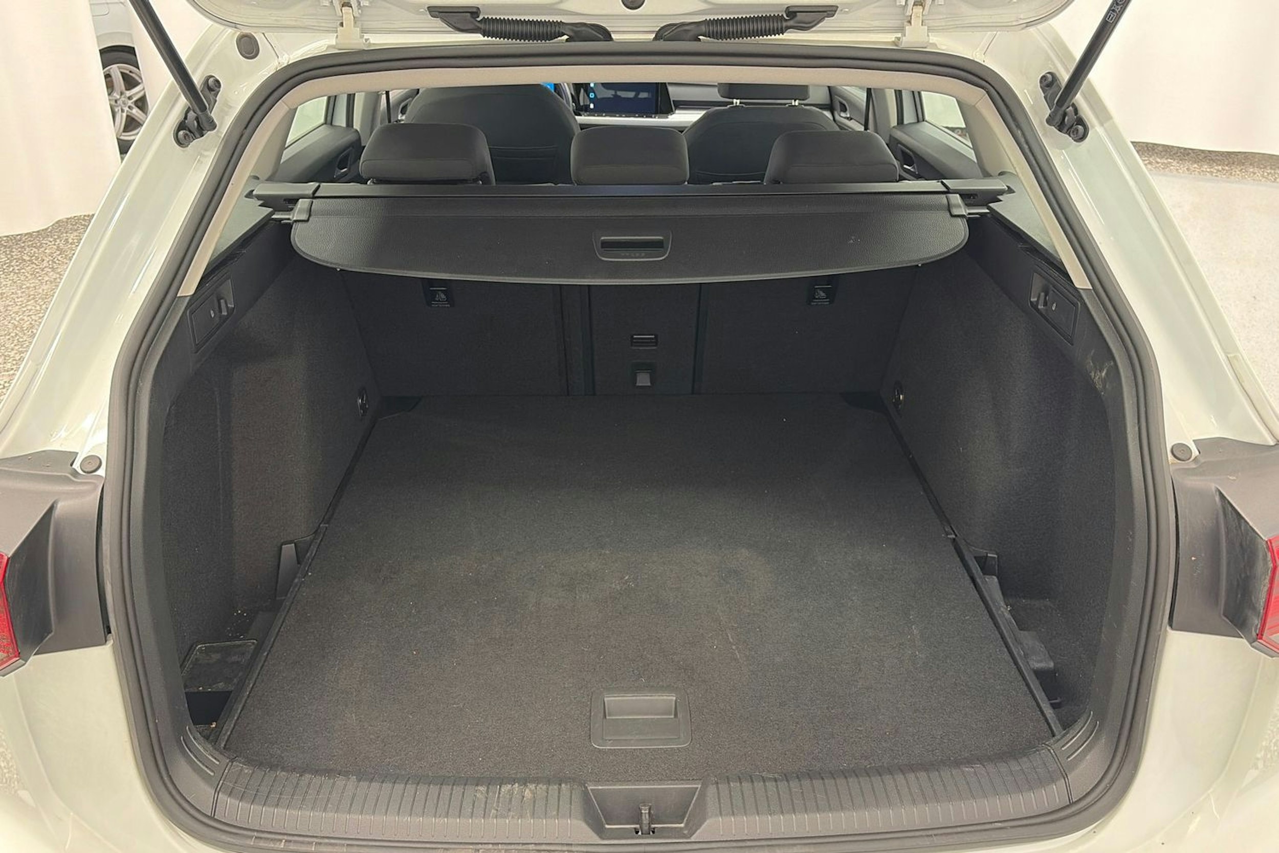 valkoinen Volkswagen Golf 2022 kuva 22.