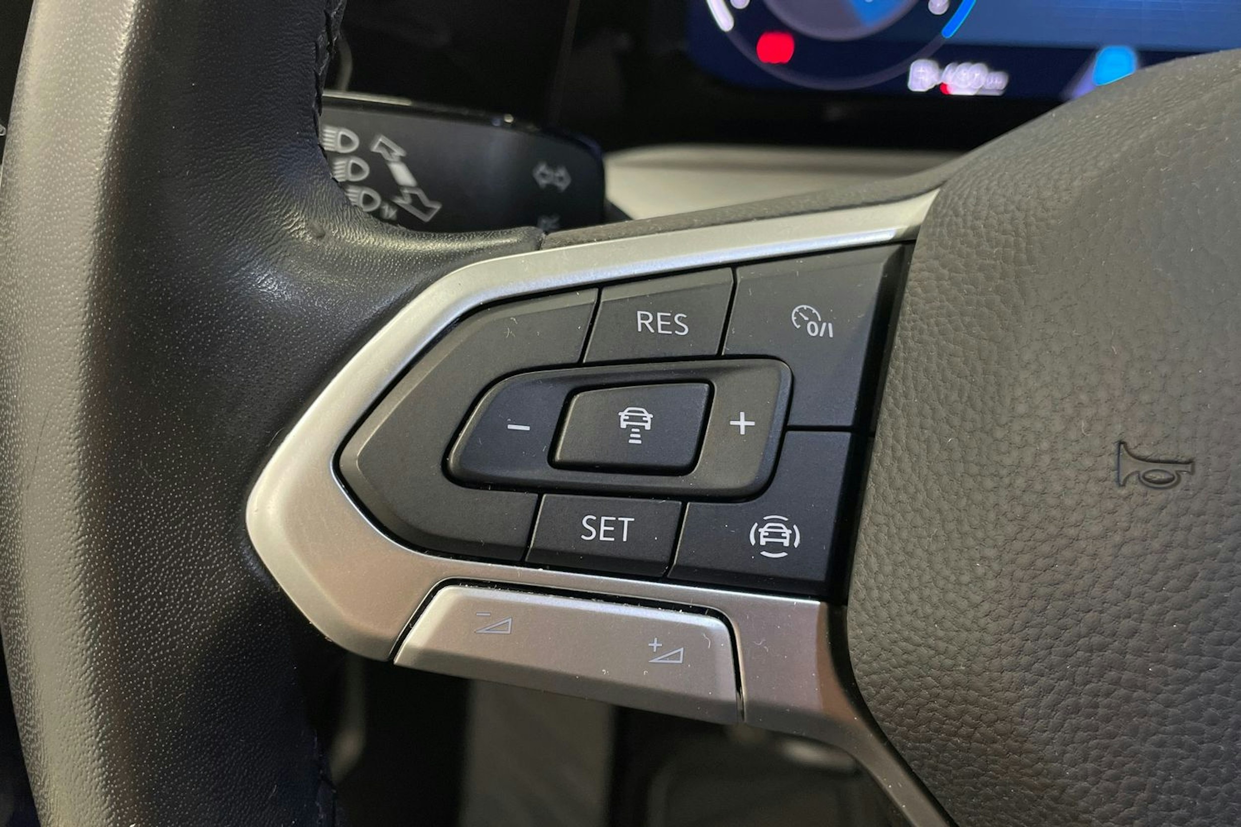 sininen Volkswagen Golf 2022 kuva 16.