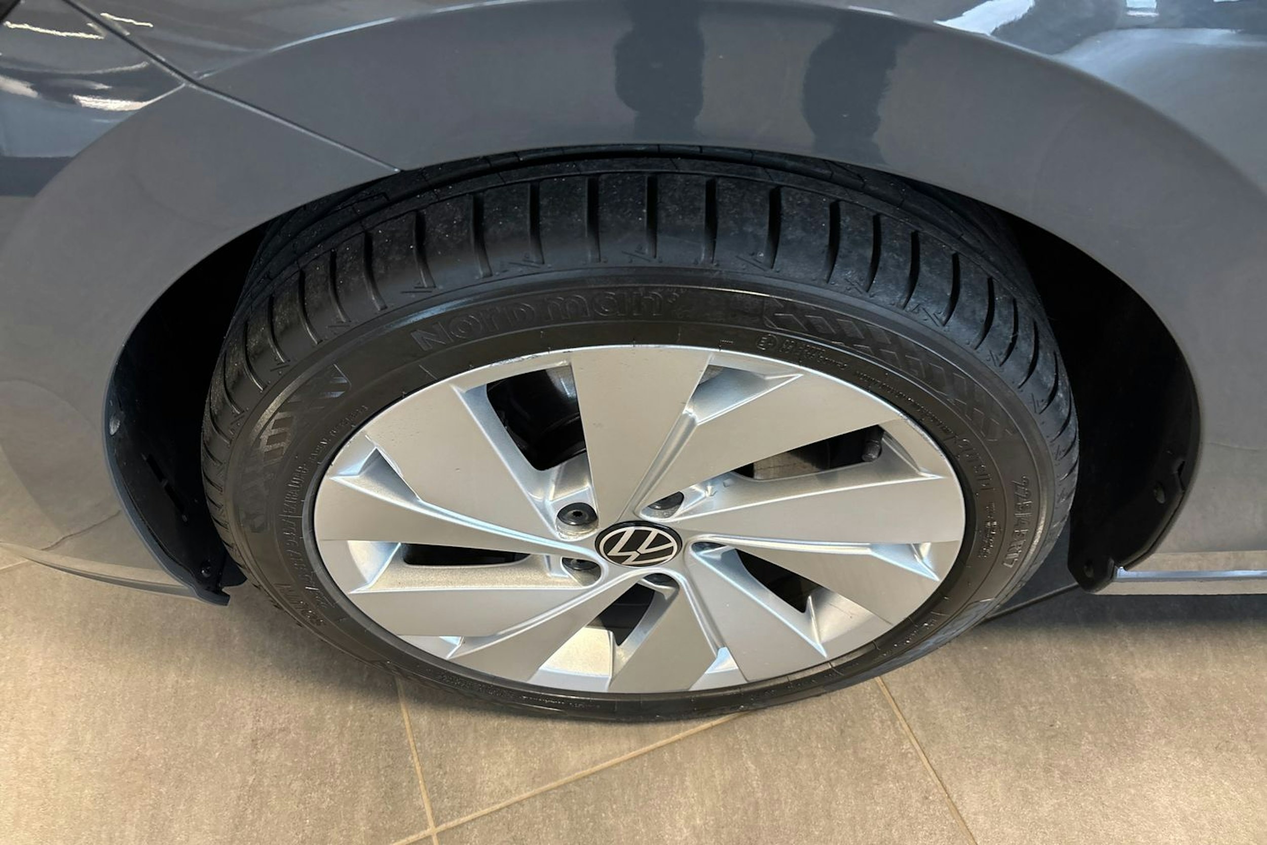 harmaa Volkswagen Golf 2022 kuva 11.