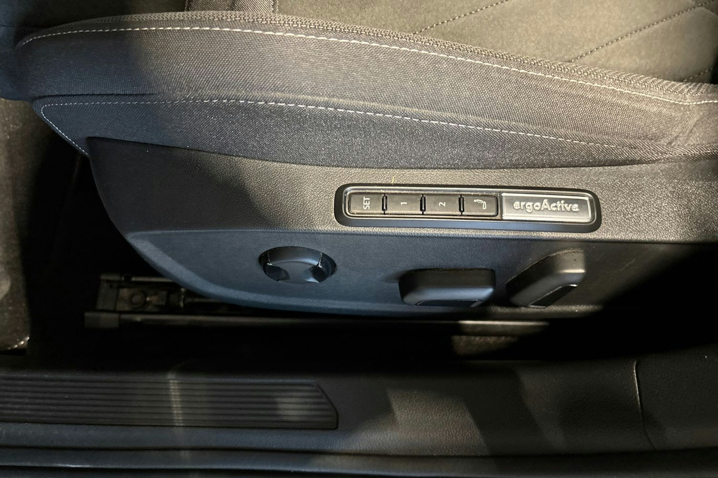 harmaa Volkswagen Golf 2022 kuva 18.