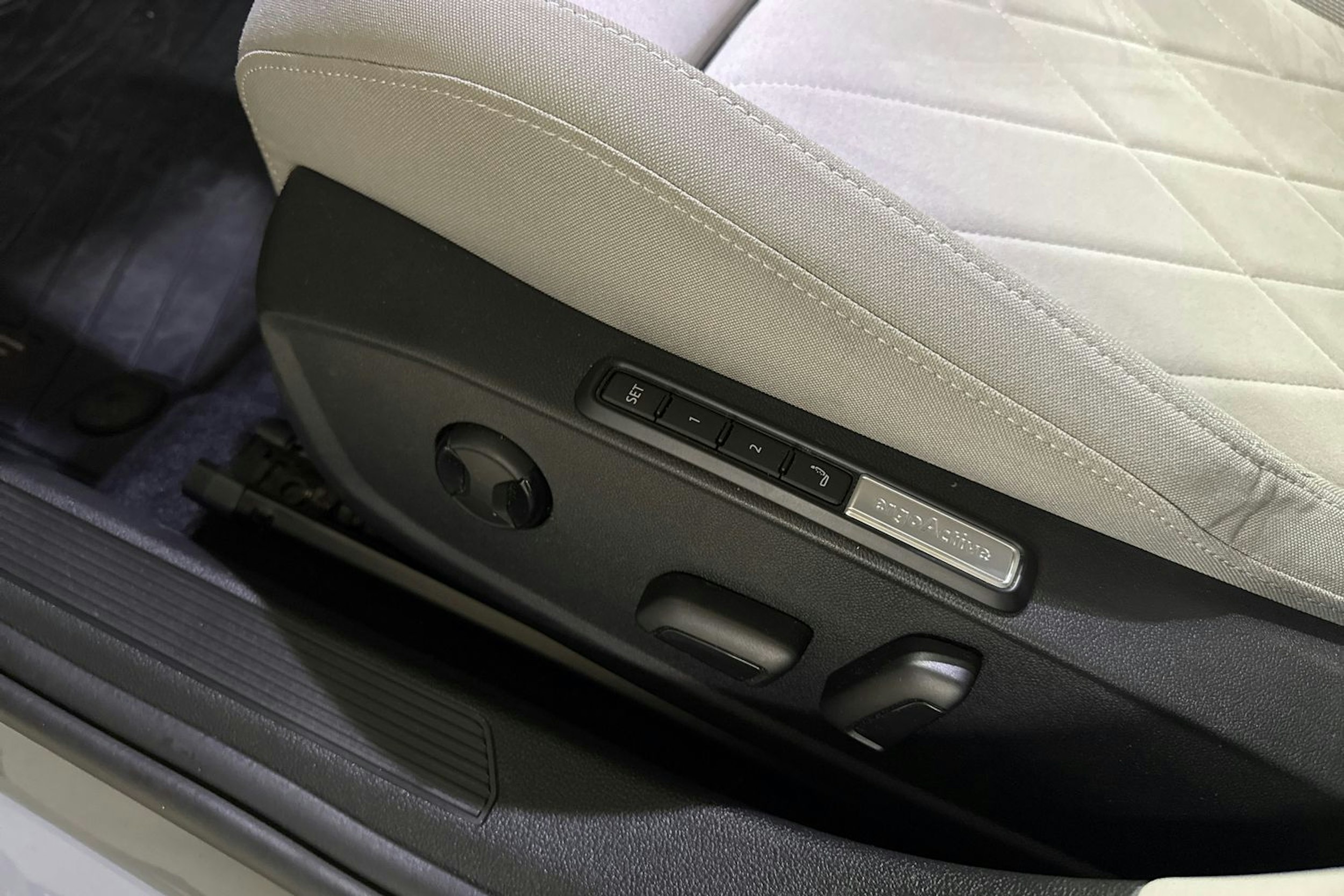 harmaa Volkswagen Golf 2022 kuva 24.