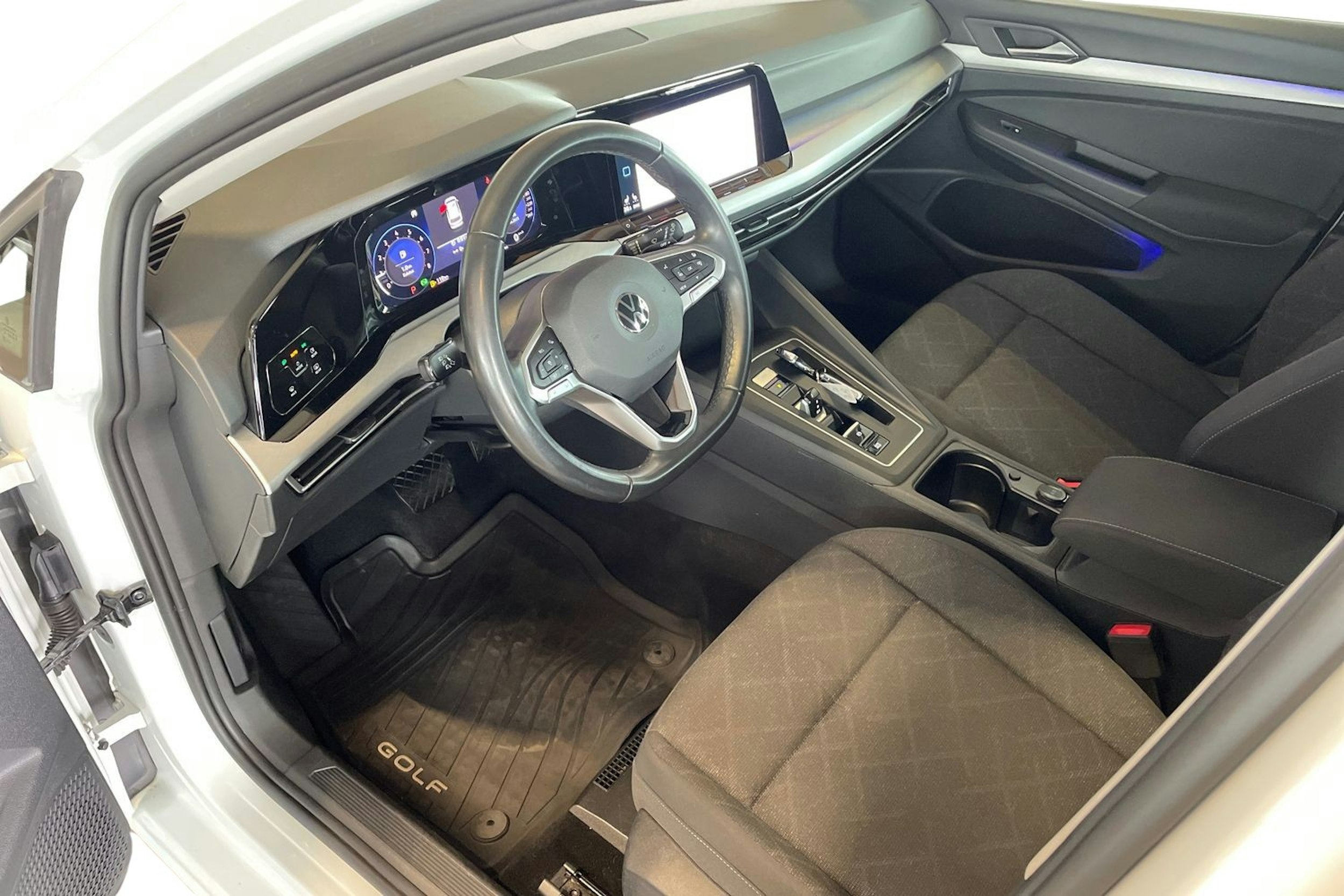 valkoinen Volkswagen Golf 2022 kuva 7.