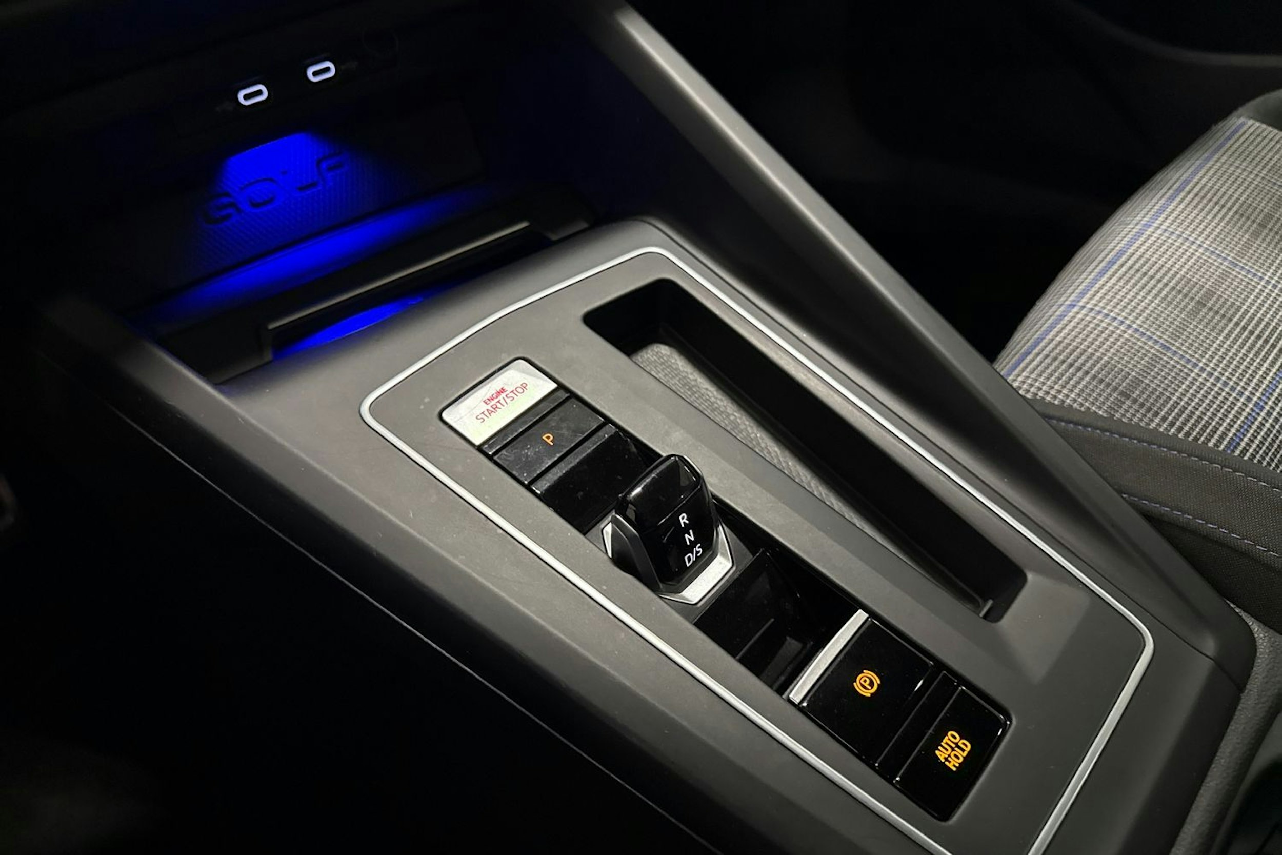 valkoinen Volkswagen Golf 2022 kuva 19.