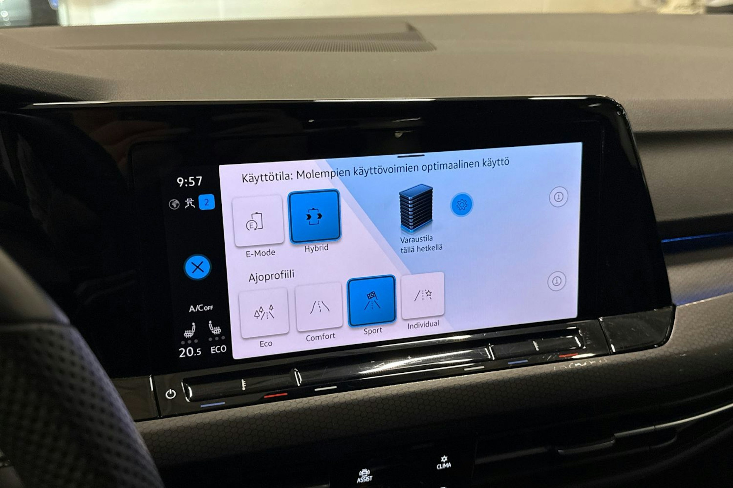 valkoinen Volkswagen Golf 2022 kuva 24.