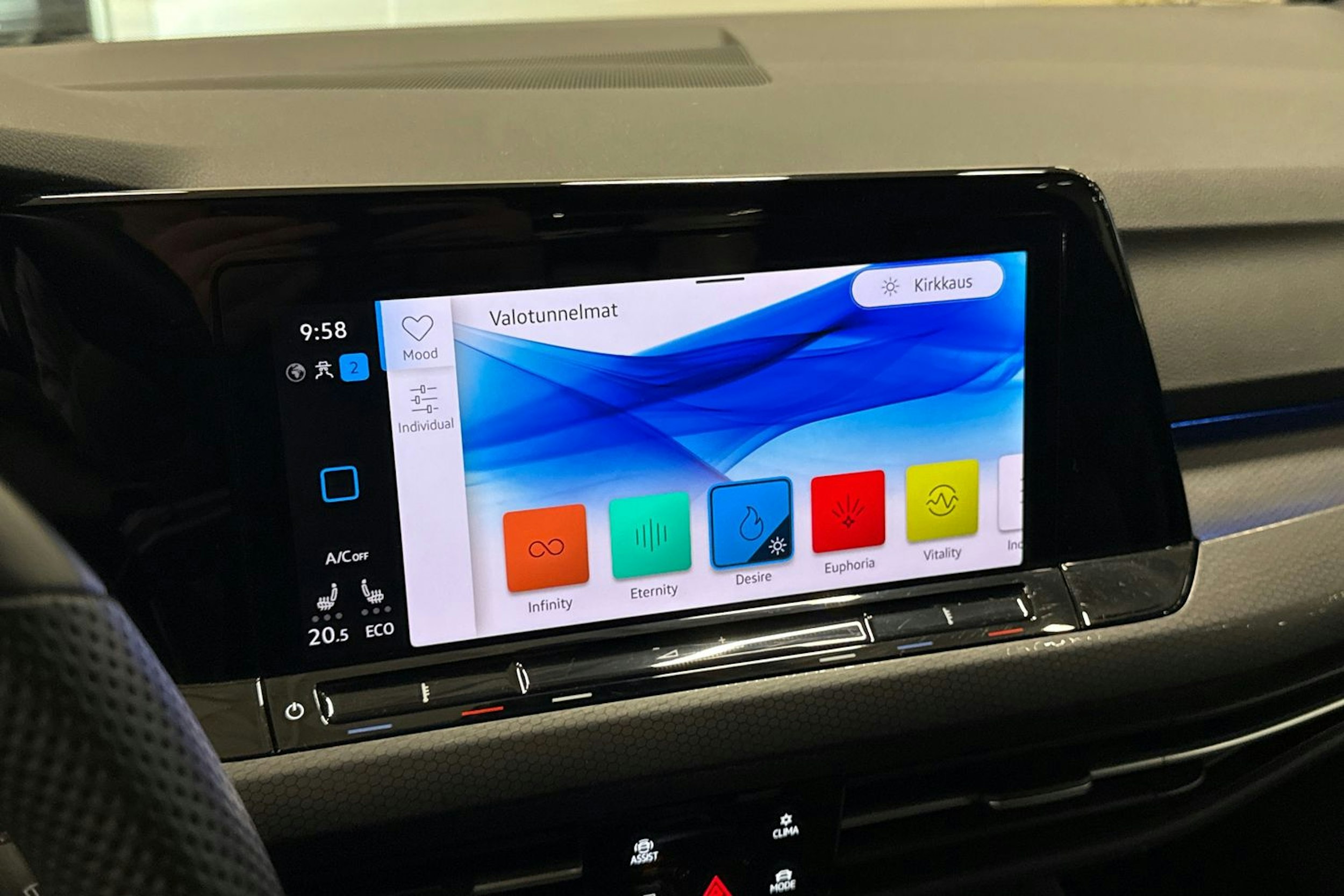 valkoinen Volkswagen Golf 2022 kuva 26.