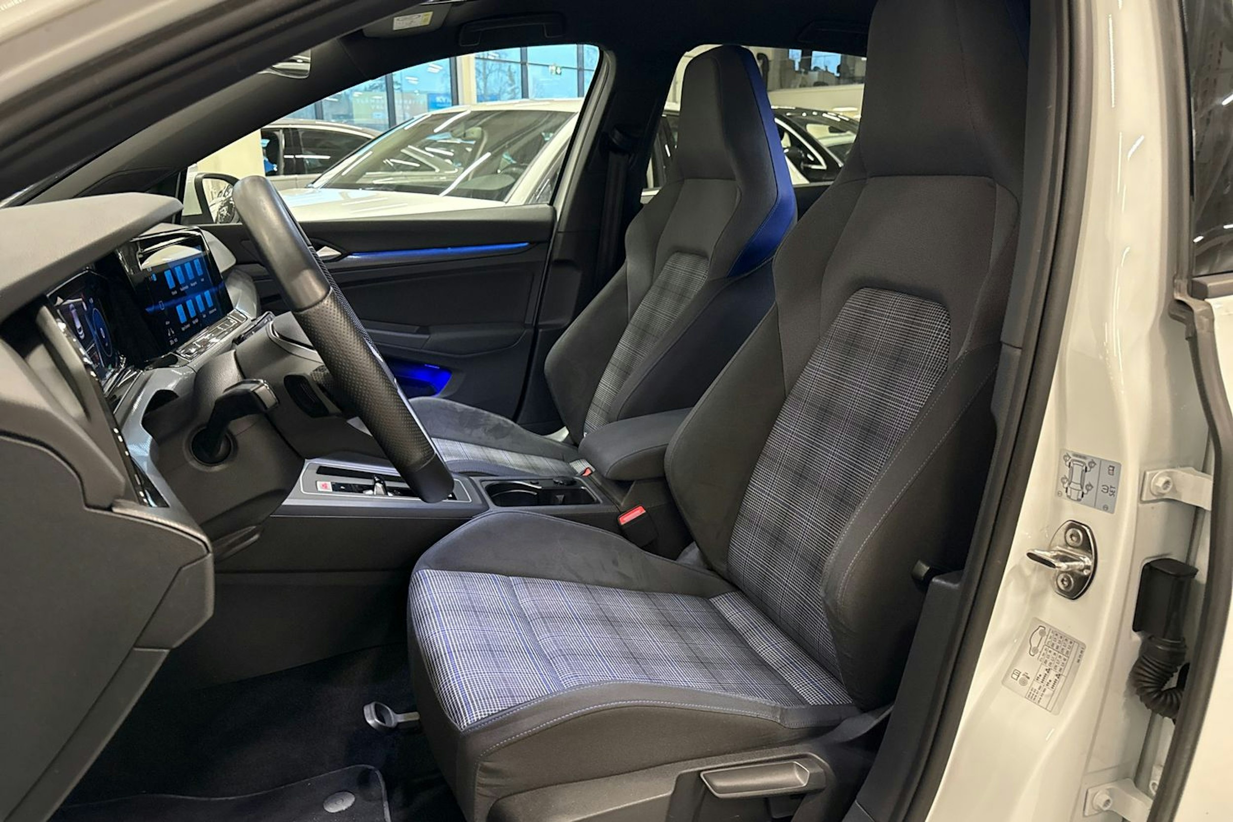 valkoinen Volkswagen Golf 2022 kuva 27.