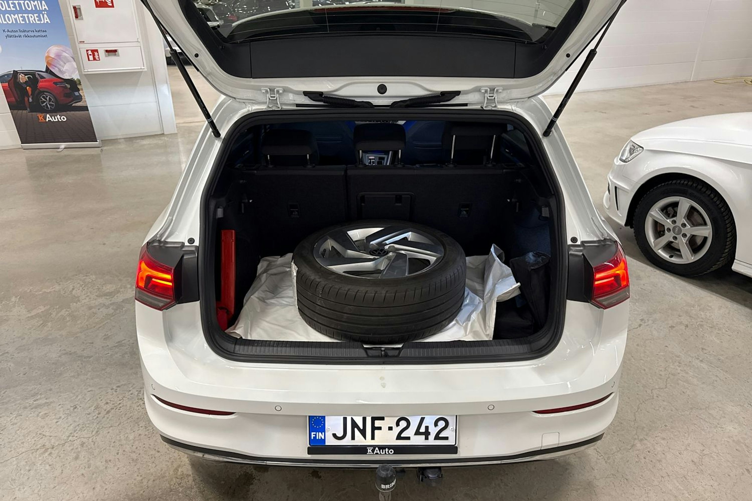 valkoinen Volkswagen Golf 2022 kuva 28.