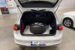 valkoinen Volkswagen Golf 2022 kuva 28.