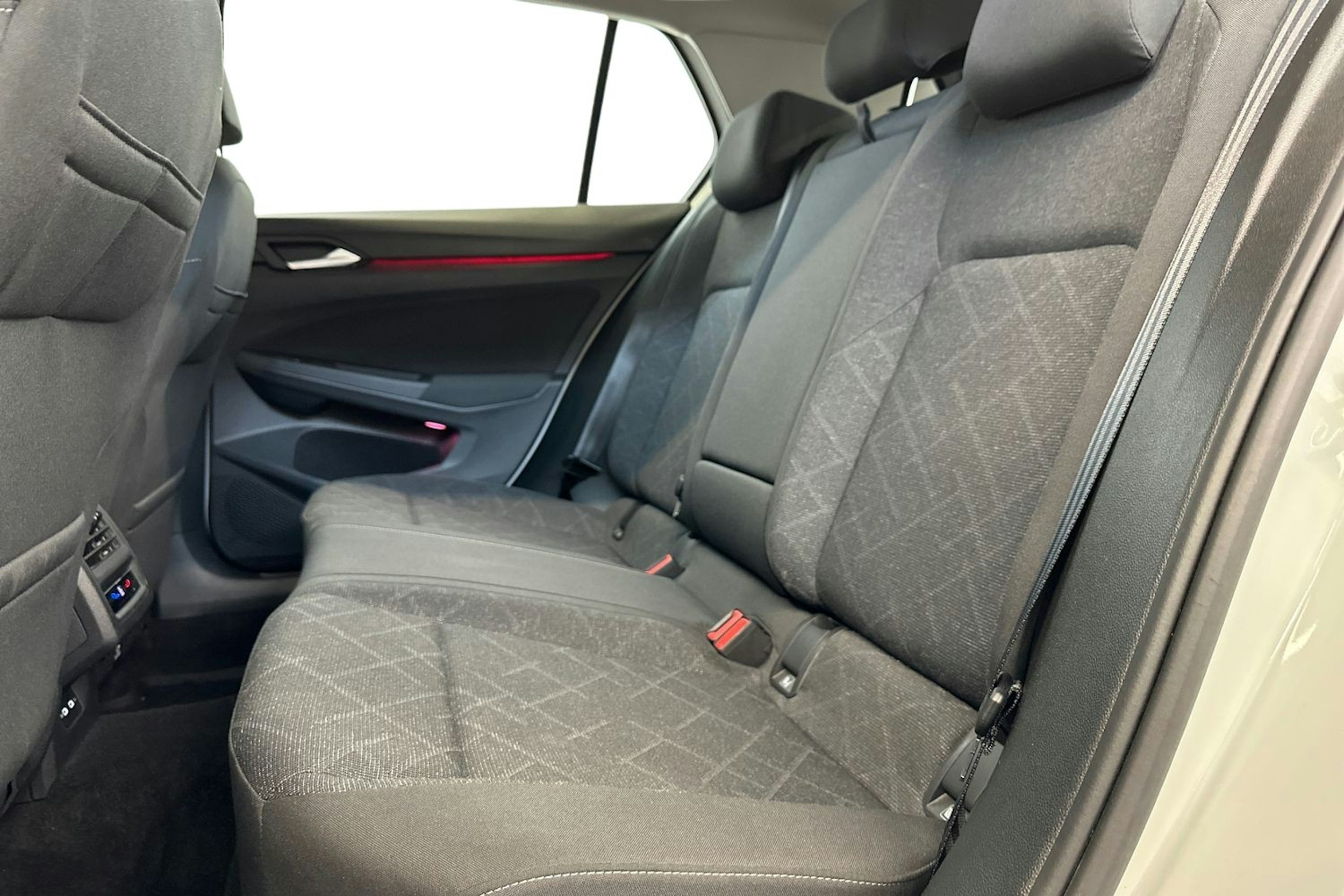 valkoinen Volkswagen Golf 2022 kuva 10.
