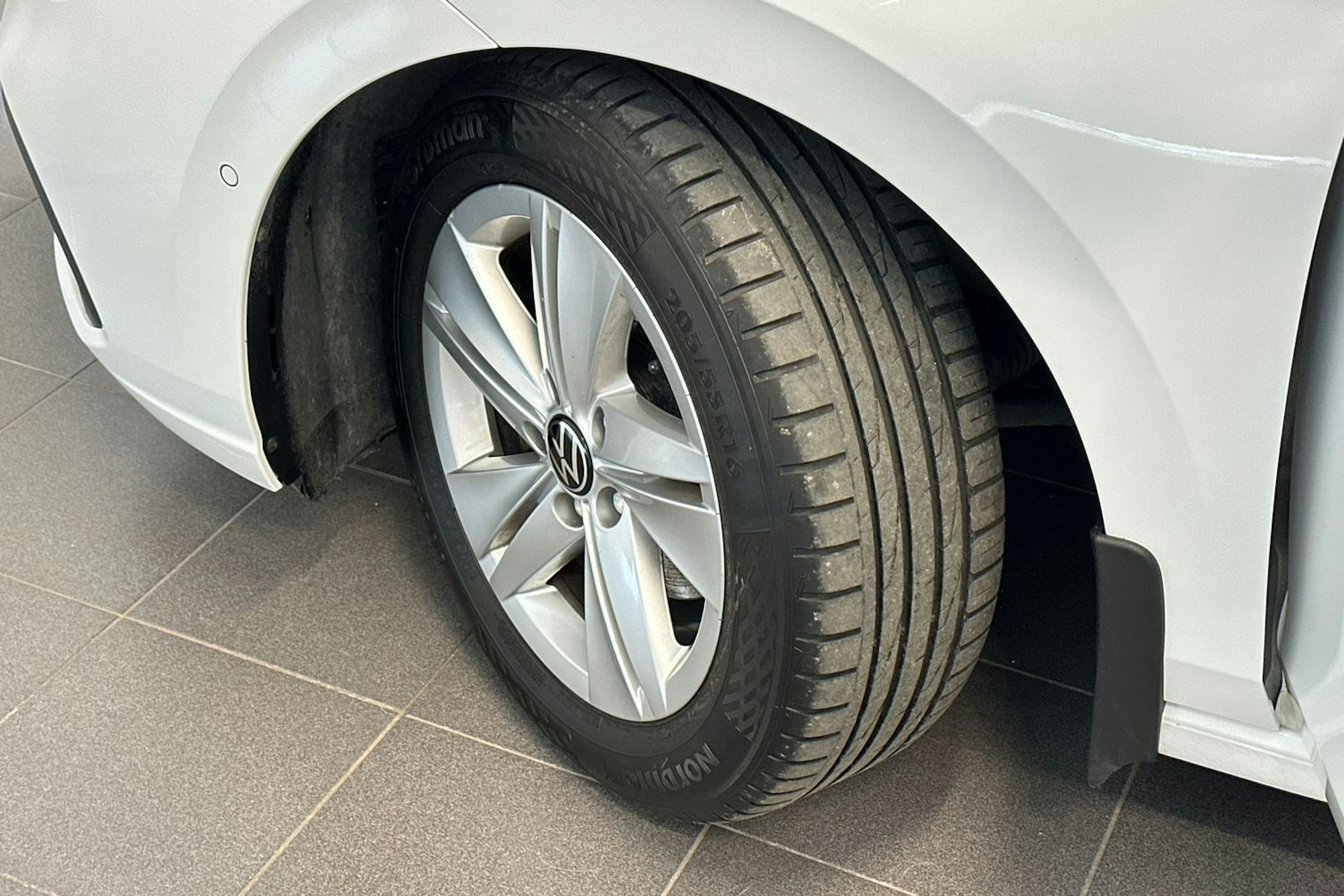 valkoinen Volkswagen Golf 2022 kuva 13.