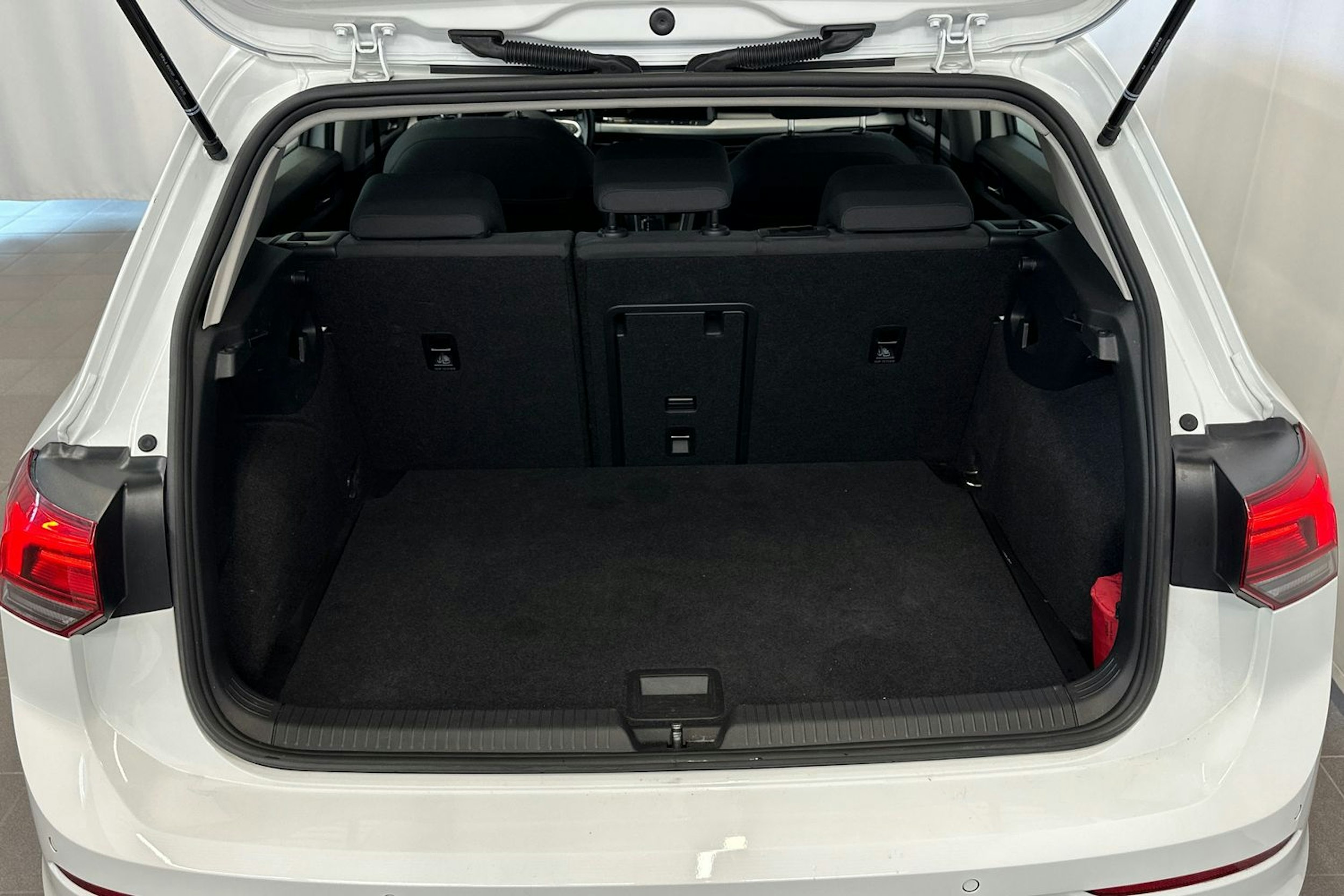 valkoinen Volkswagen Golf 2022 kuva 15.